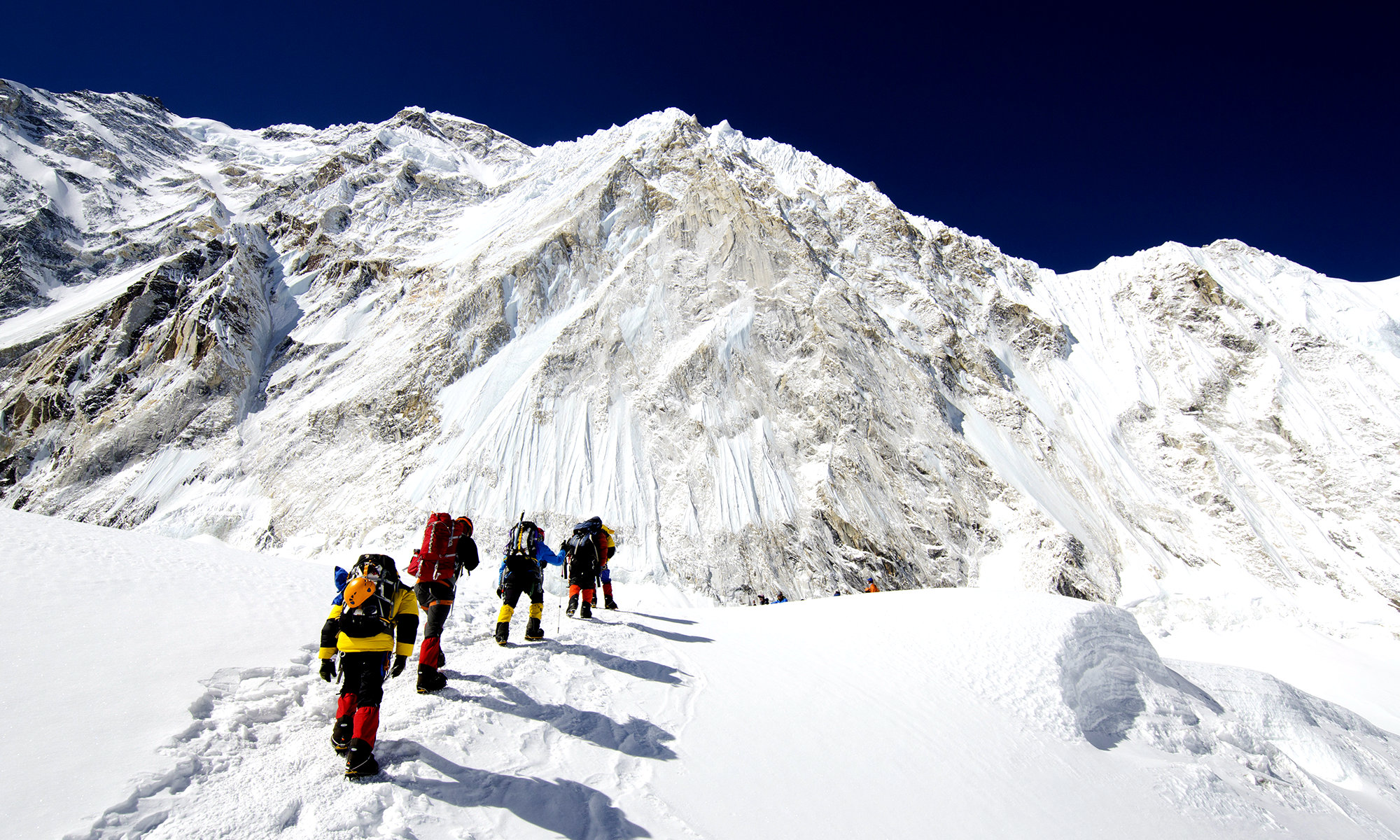 Смельчаков желающий покорить Эверест огромное количество