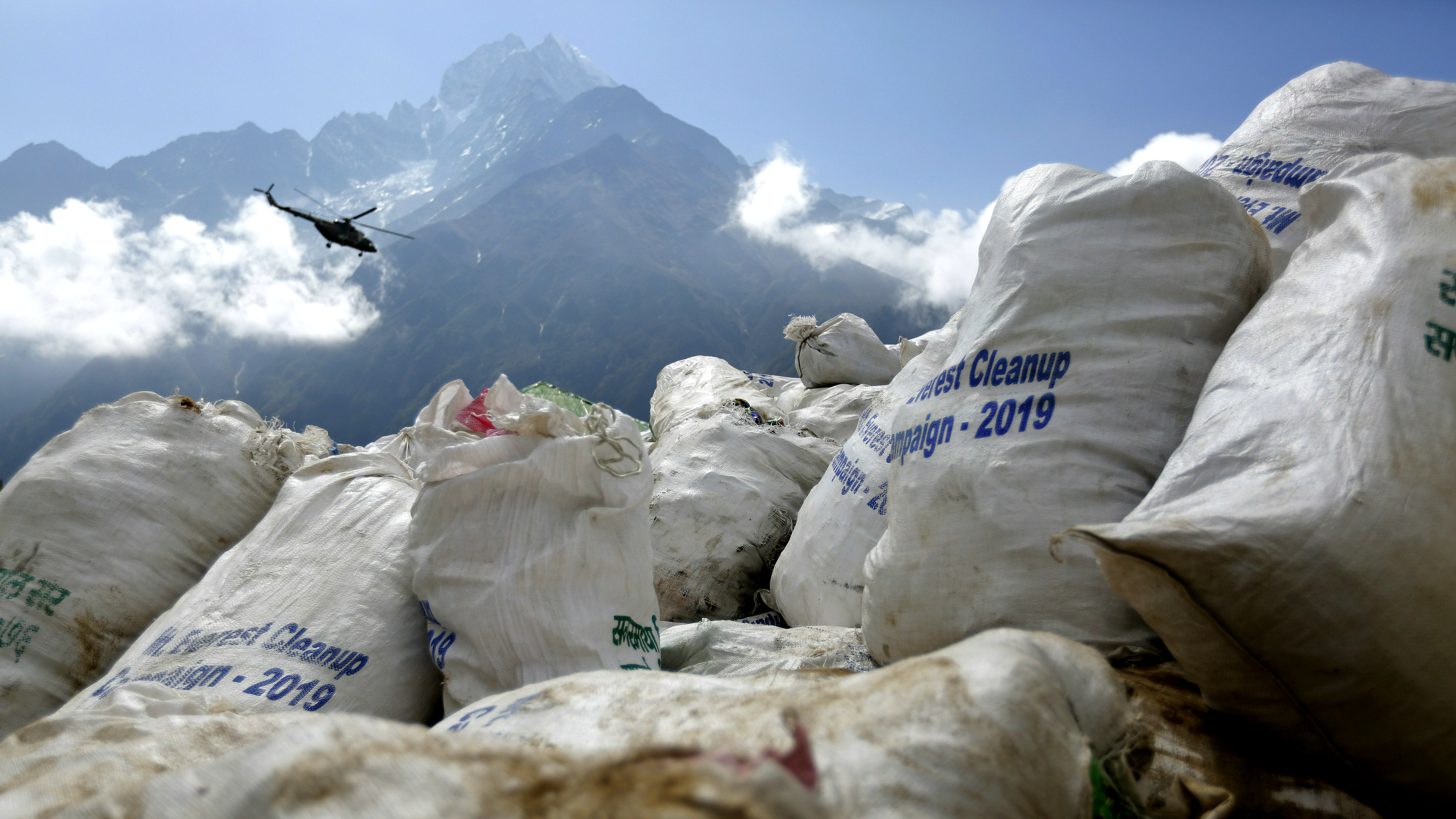 Летом 2019 года непальские альпинисты собрали с Эвереста 11 тонн мусора