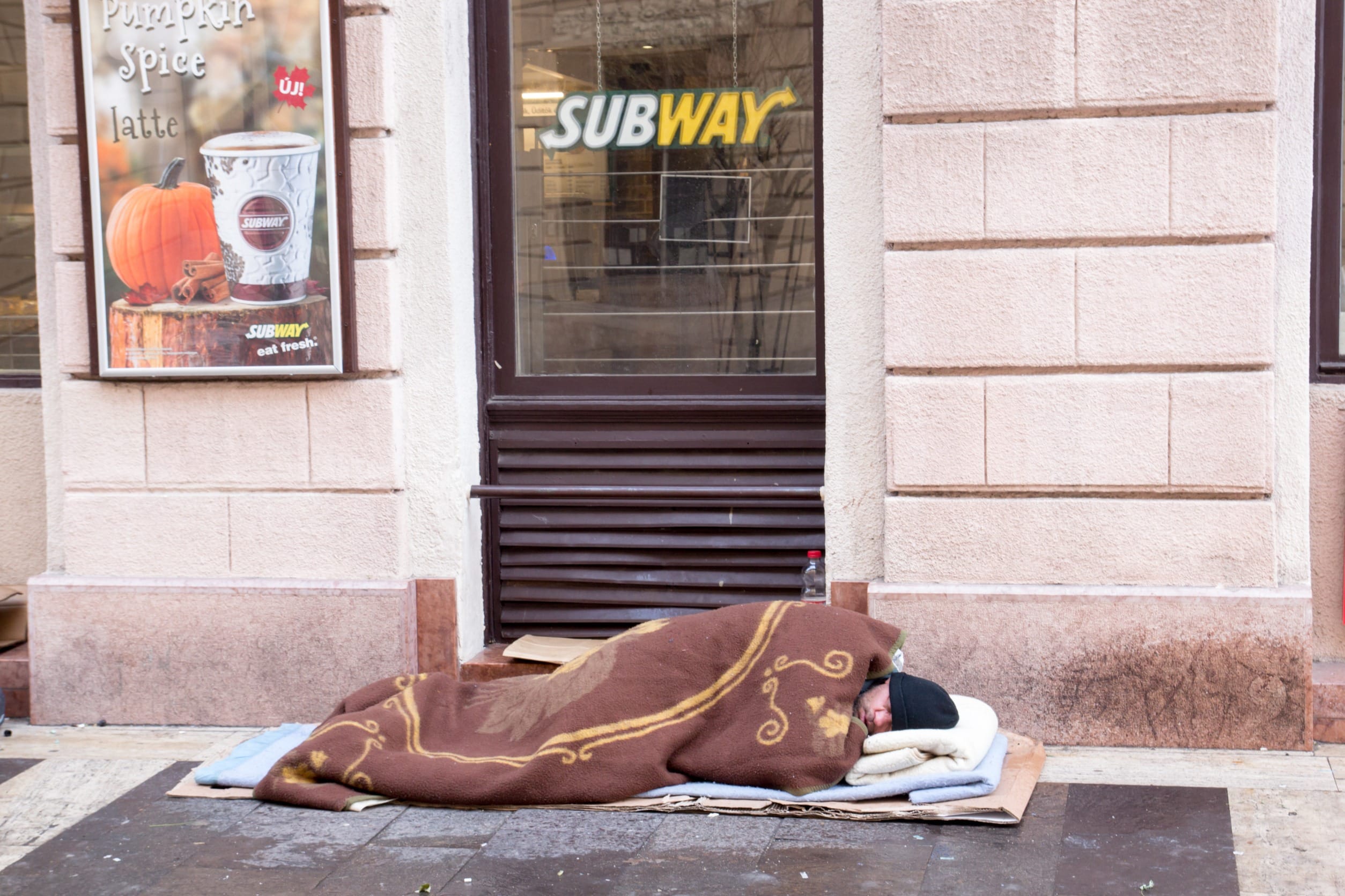 К сожалению на улицах много бездомных, преимущественно в Будапеште