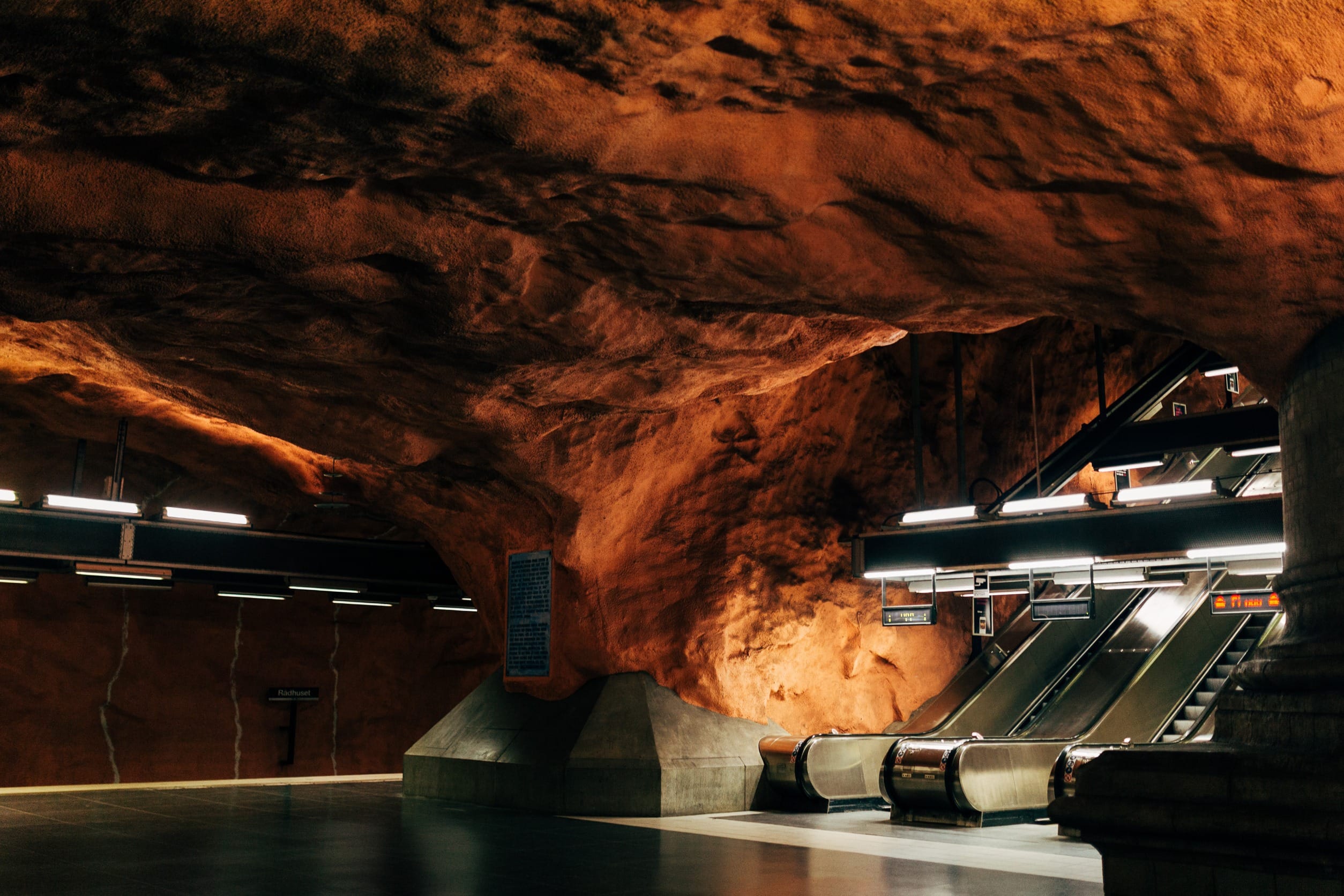 Родхусет – станция метро в Стокгольме имеющая структуру похожую на пещеру и вулканоподобную ржаво-красную окраску