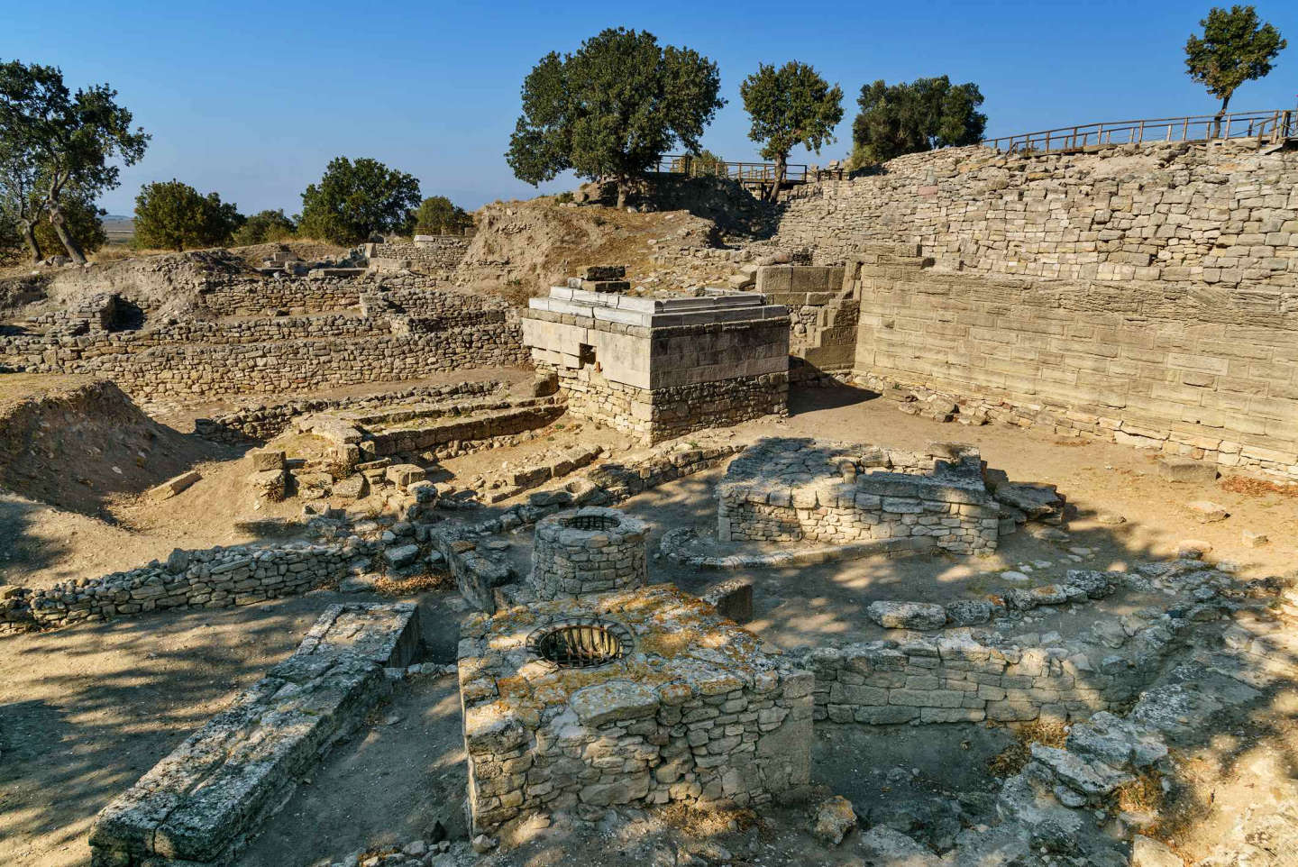 Руины храма в древнем город Троя, Турция