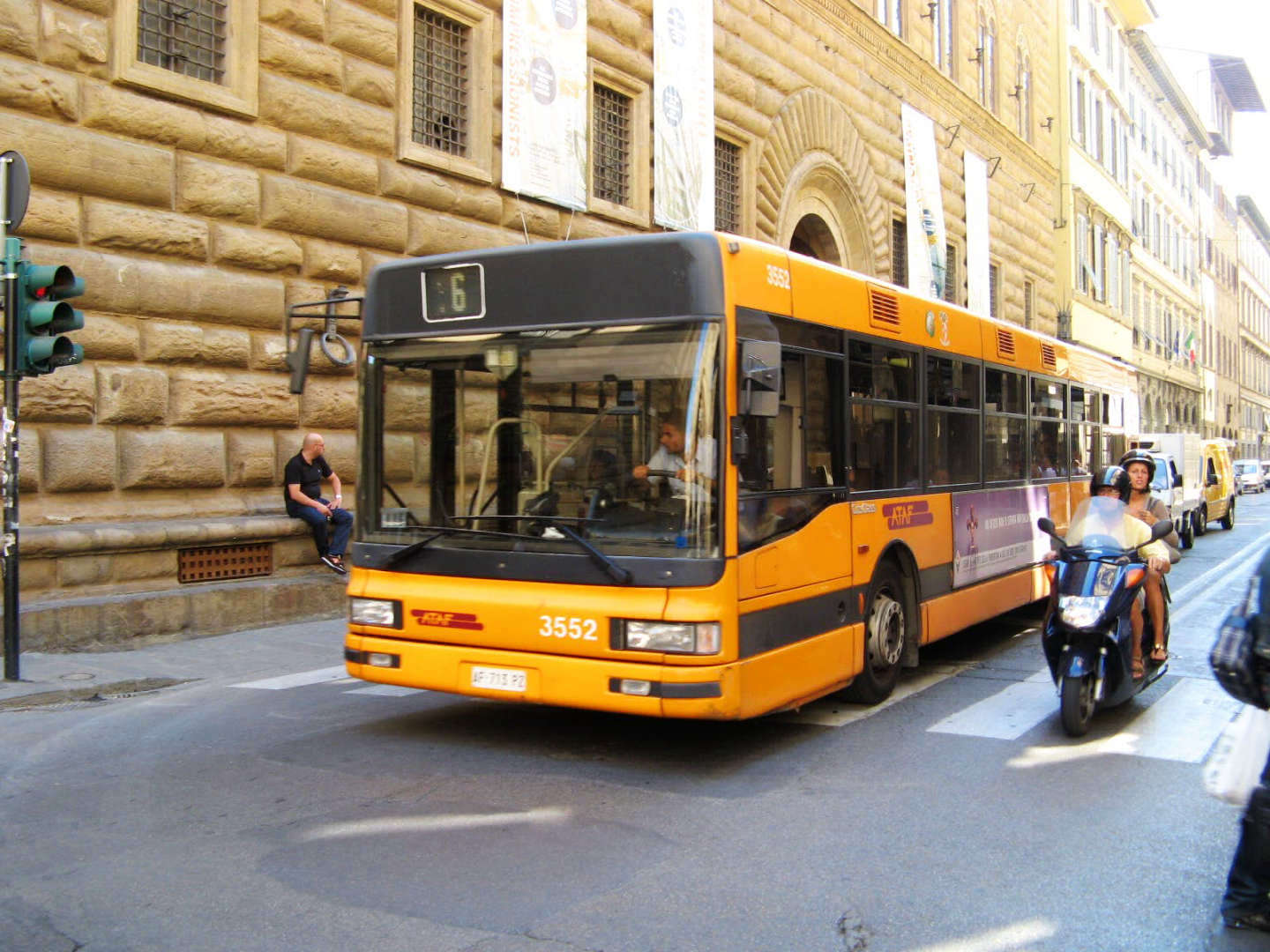 Городской автобус на улицах Флоренции, Италия