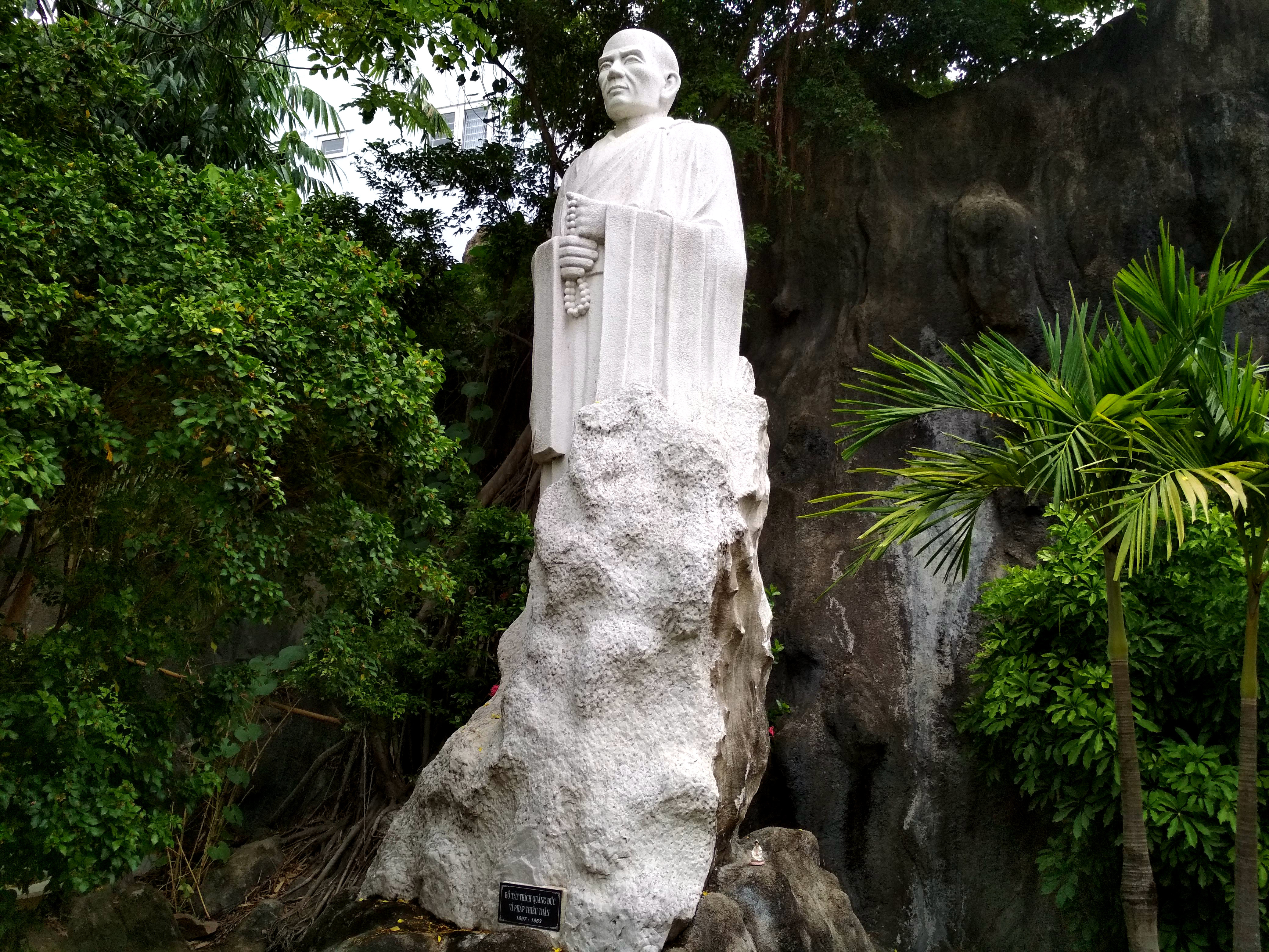 Памятник Тхить Куанг Дыку установленый в саду пагоды