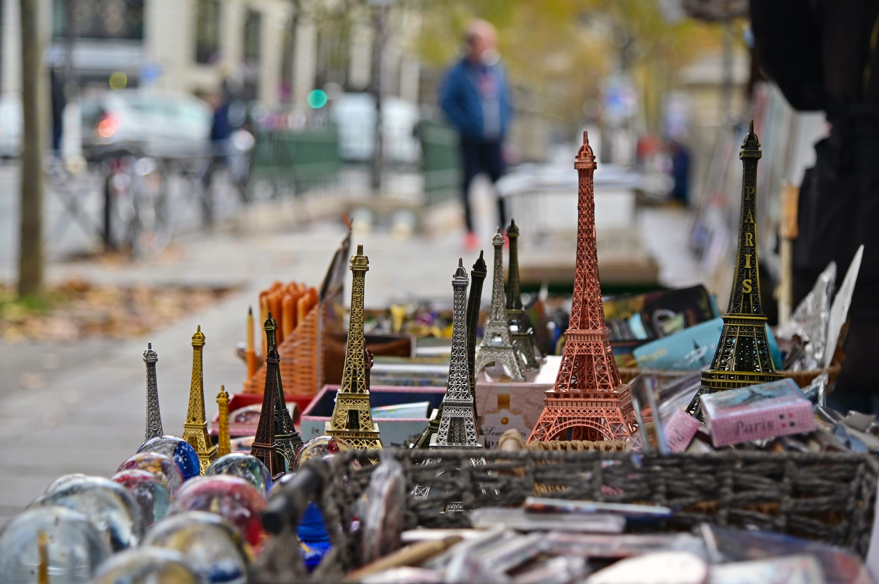 Сувениры в лавке Парижа