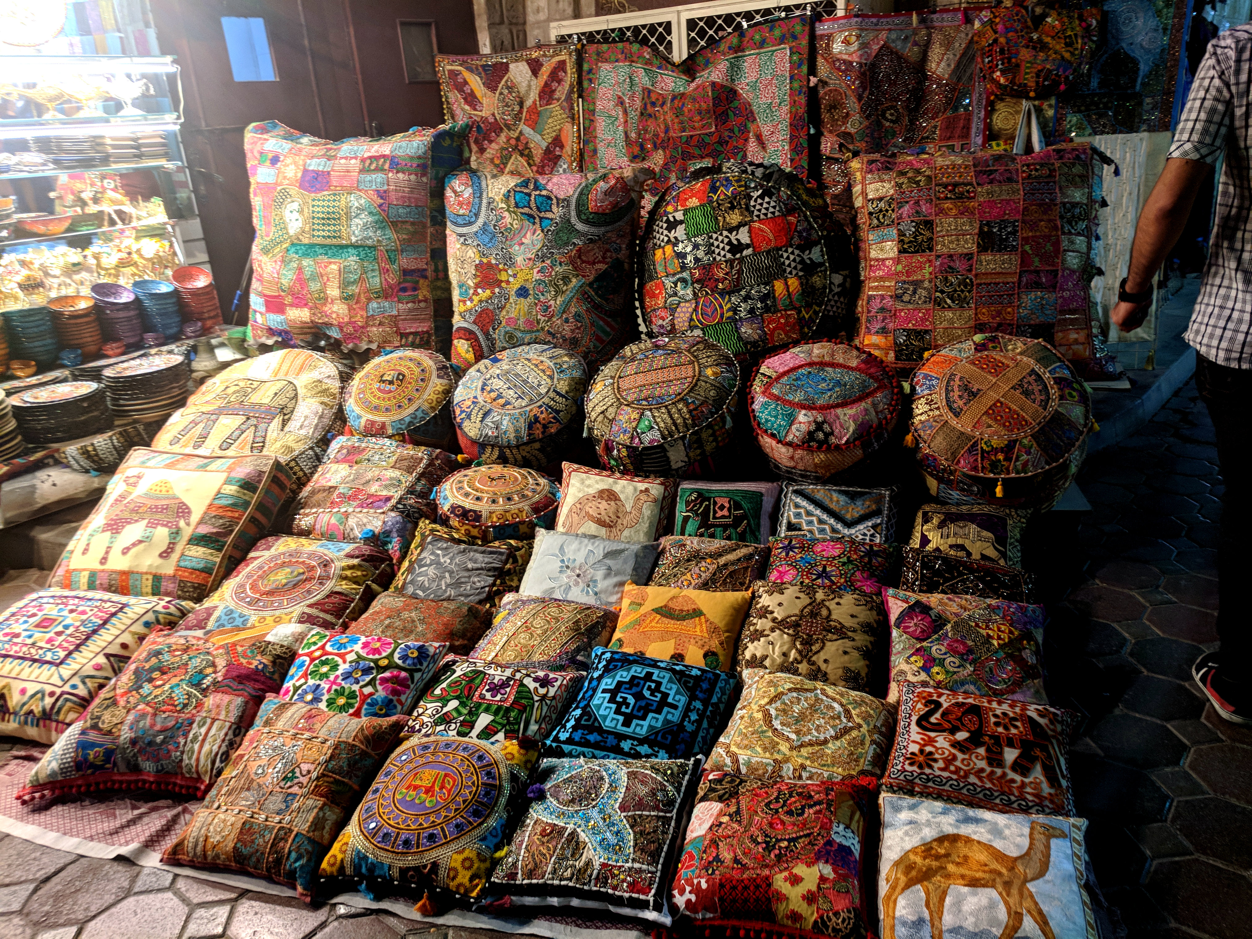 На Textile Souk Market можно купить не только ткани, но и другие предметы домашнего обихода