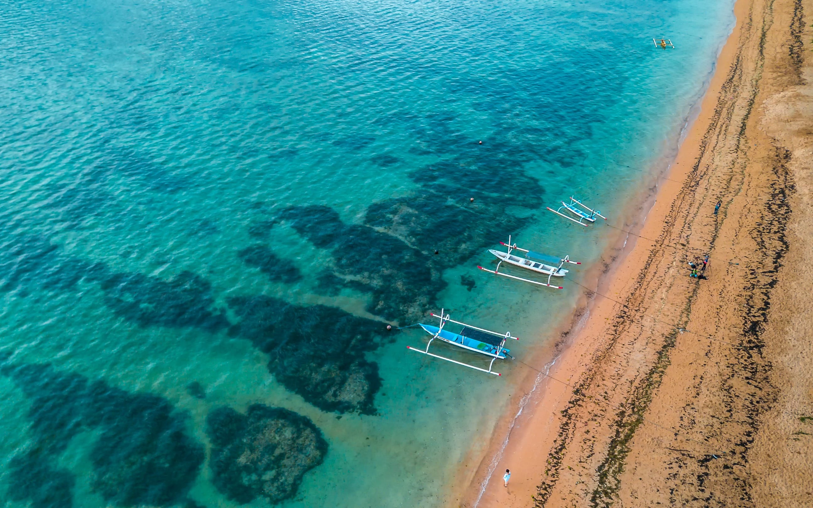 Вид с воздуха на пляж Санур с традиционными балийскими рыбацкими лодками