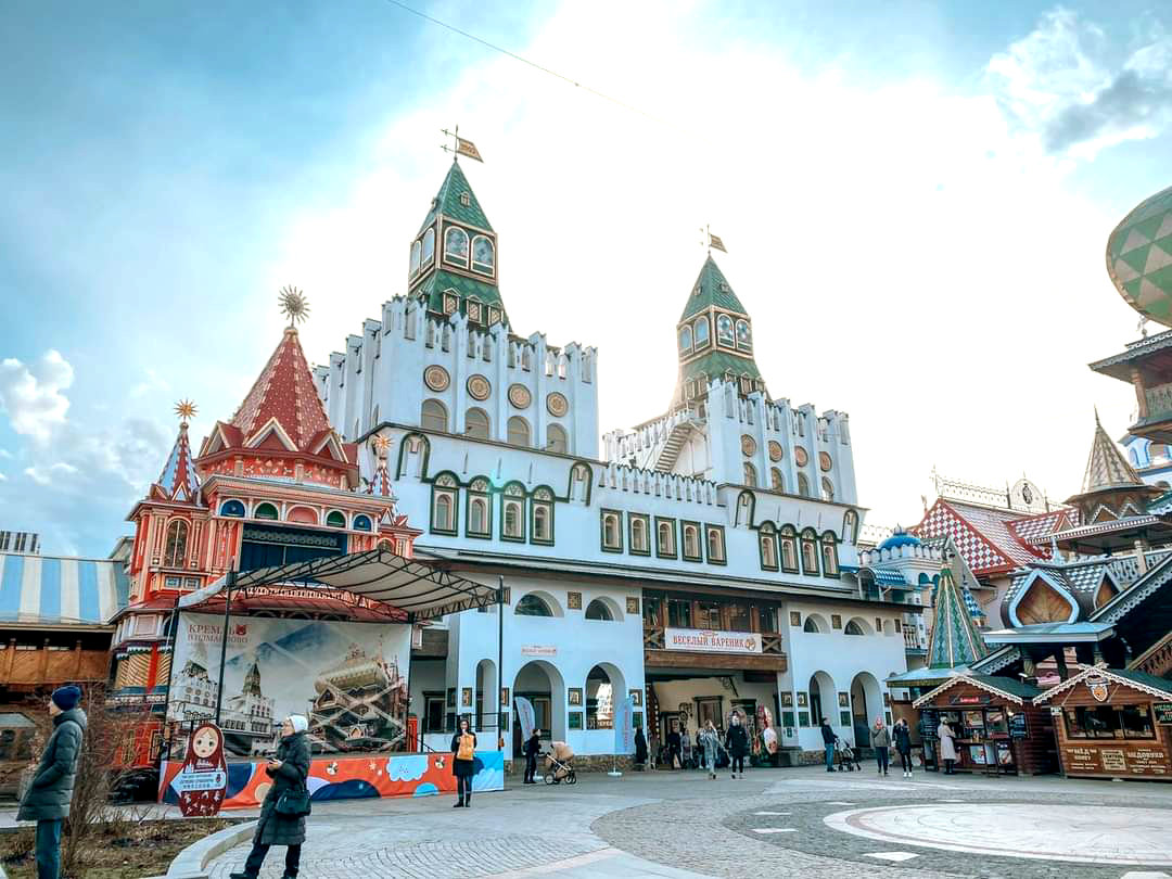 А это соседний Кремль в Измайлово к которому прилегает рынок народных ремёсел Вернисаж