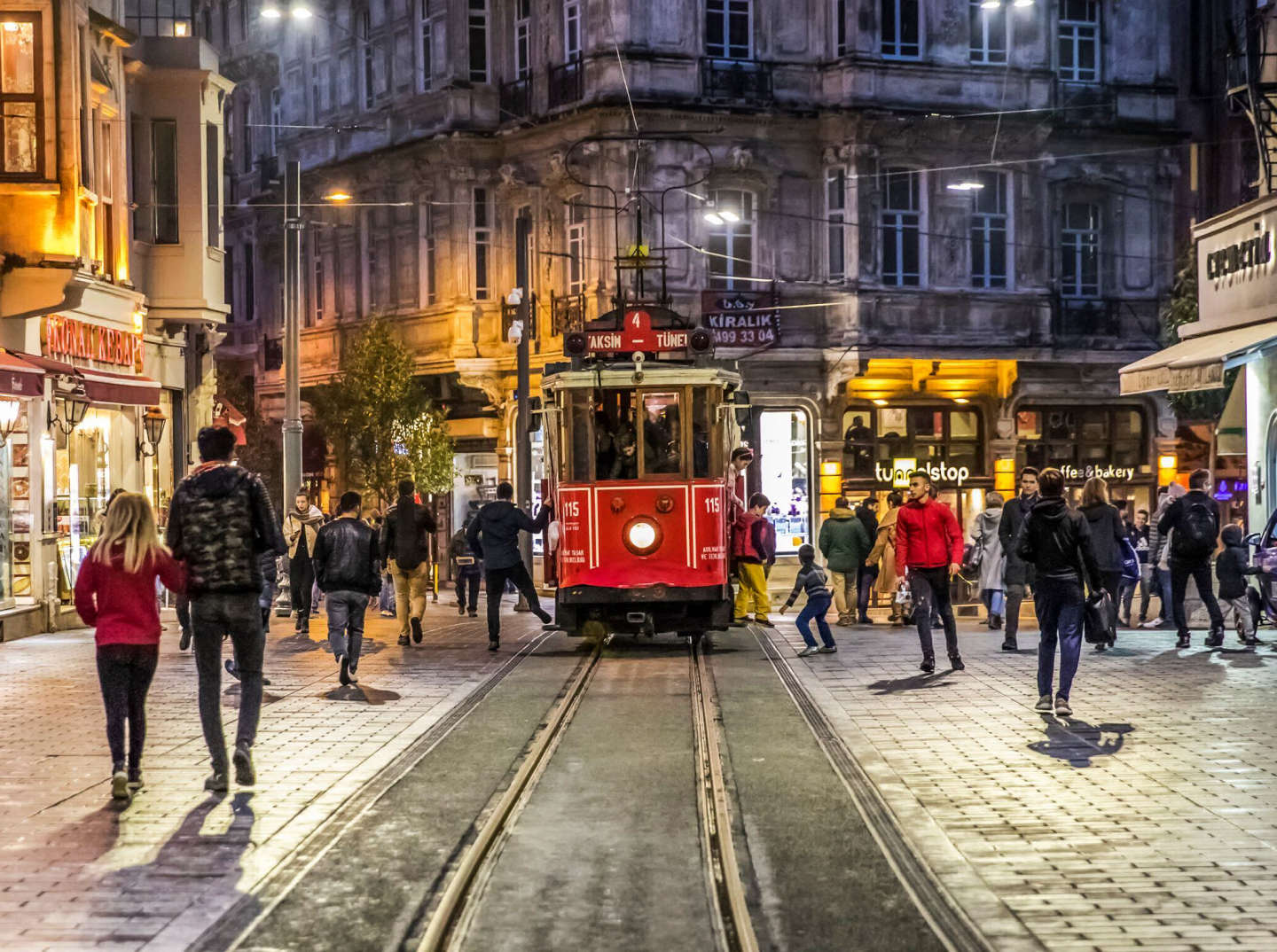 Истикляль — самая известная и популярная улица в Стамбуле, Турция