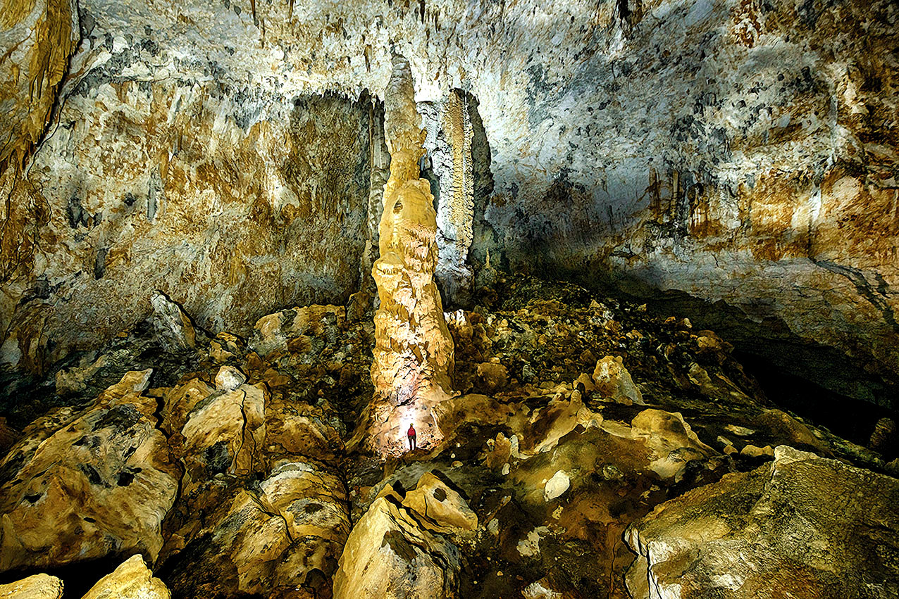 Сталагмиты в пещере (посмотрите внимательнее на его фоне стоит человек, оцените размер🤪)