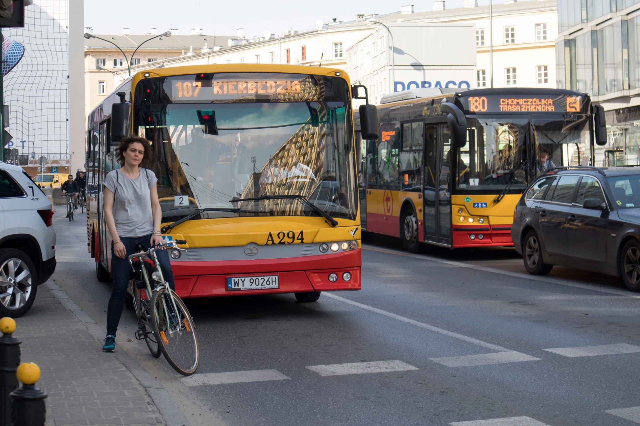 Общественный автобус на улицах Варшавы