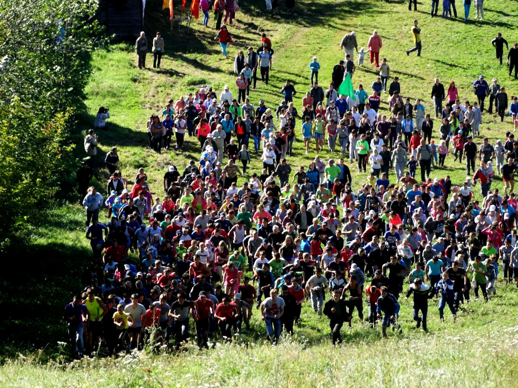 Жители Горно-Алтайска совершают восхождение на гору Тугая во время празднования Дня города