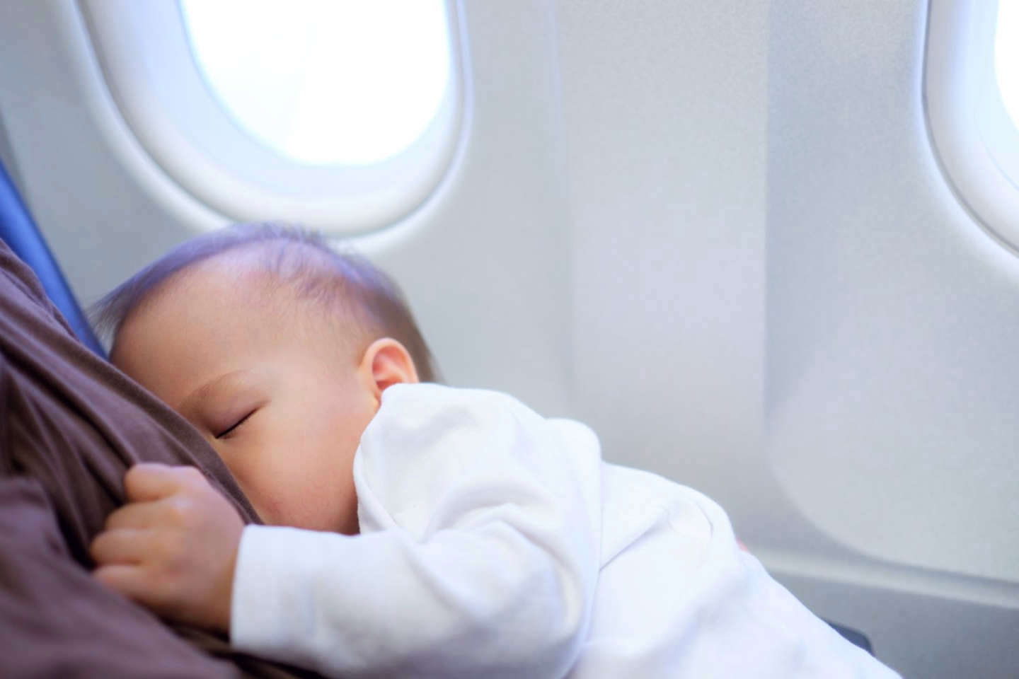 Кормление грудью, один из вариантов помощи ребёнку при перепадах давления в самолёте