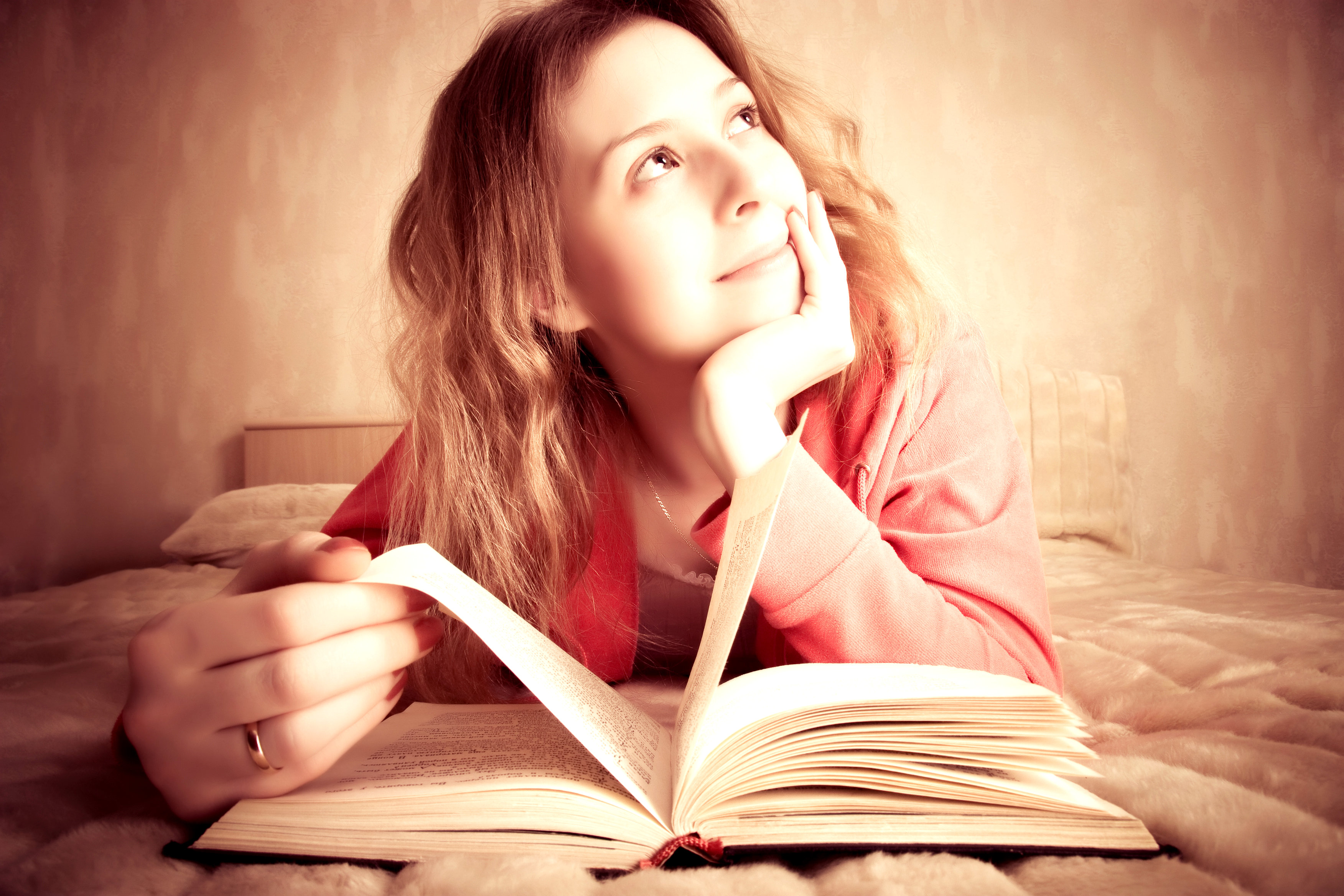 О чем мечтает писатель. Человек мечтает. Девушка с книгой. Книга для девочек. Книга человек.