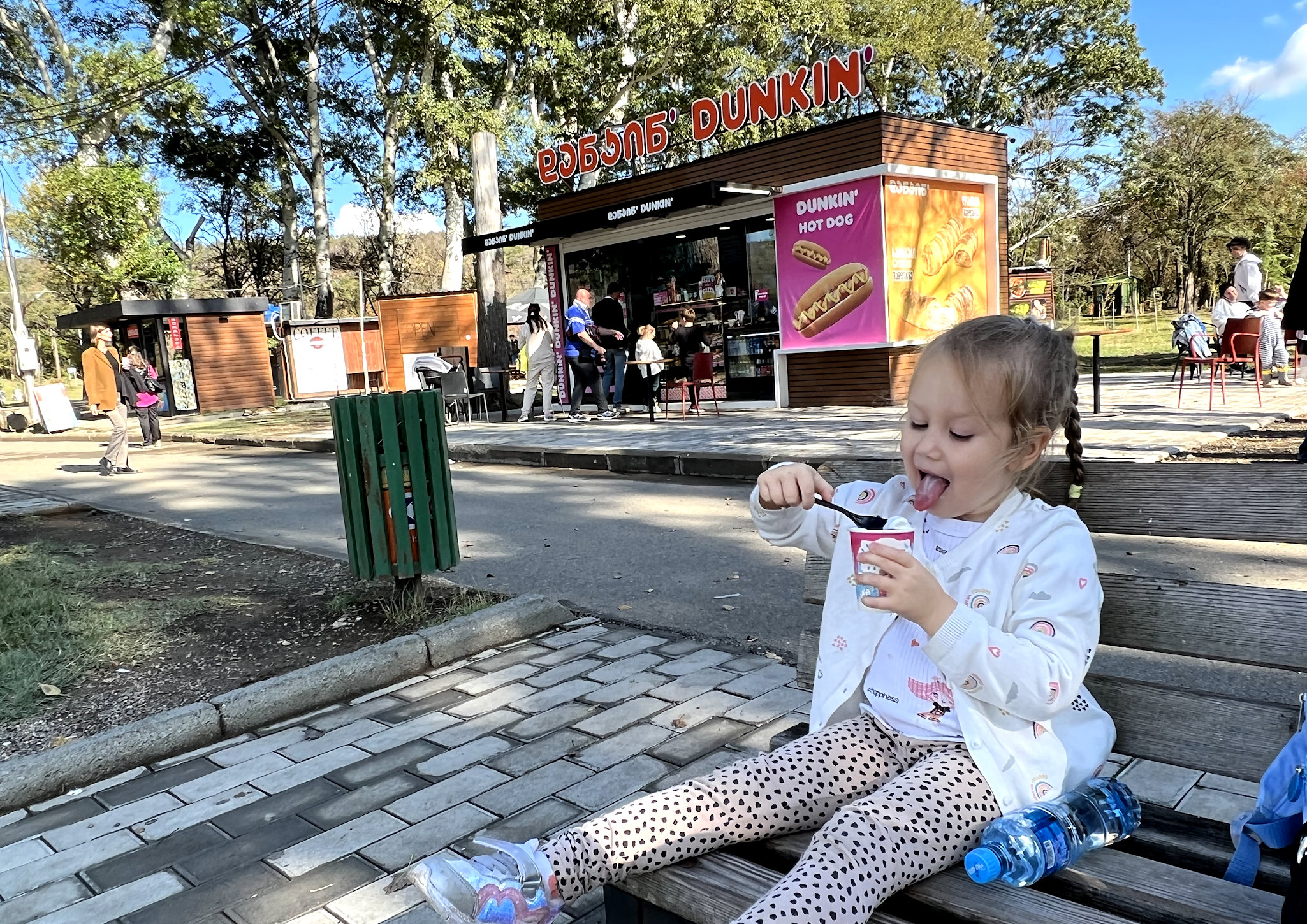 В парке много магазинчиков с мороженным, быстрой едой и сладостями на любой вкус