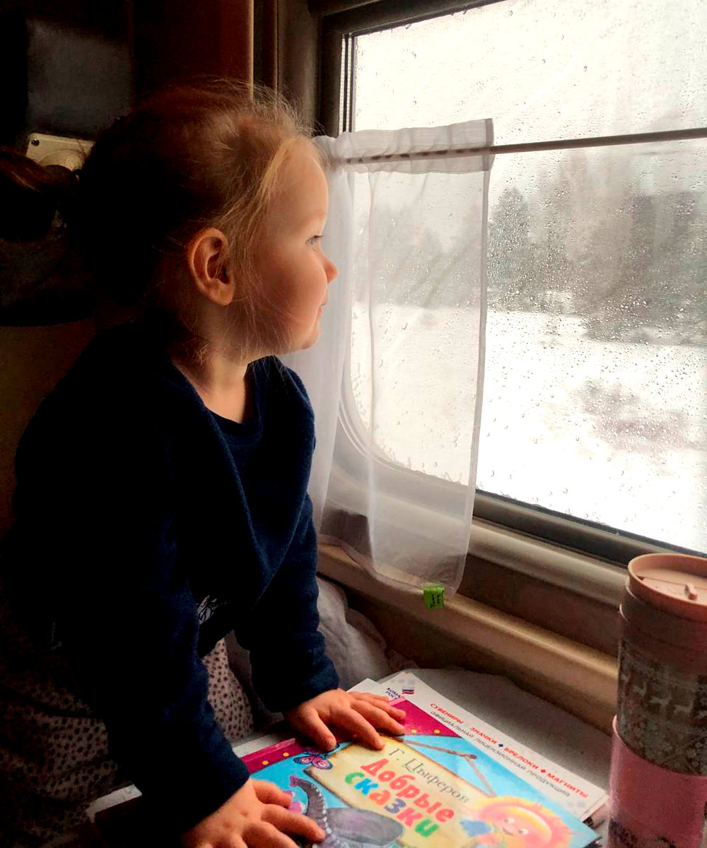 Ребёнок в поезде смотрит в окно