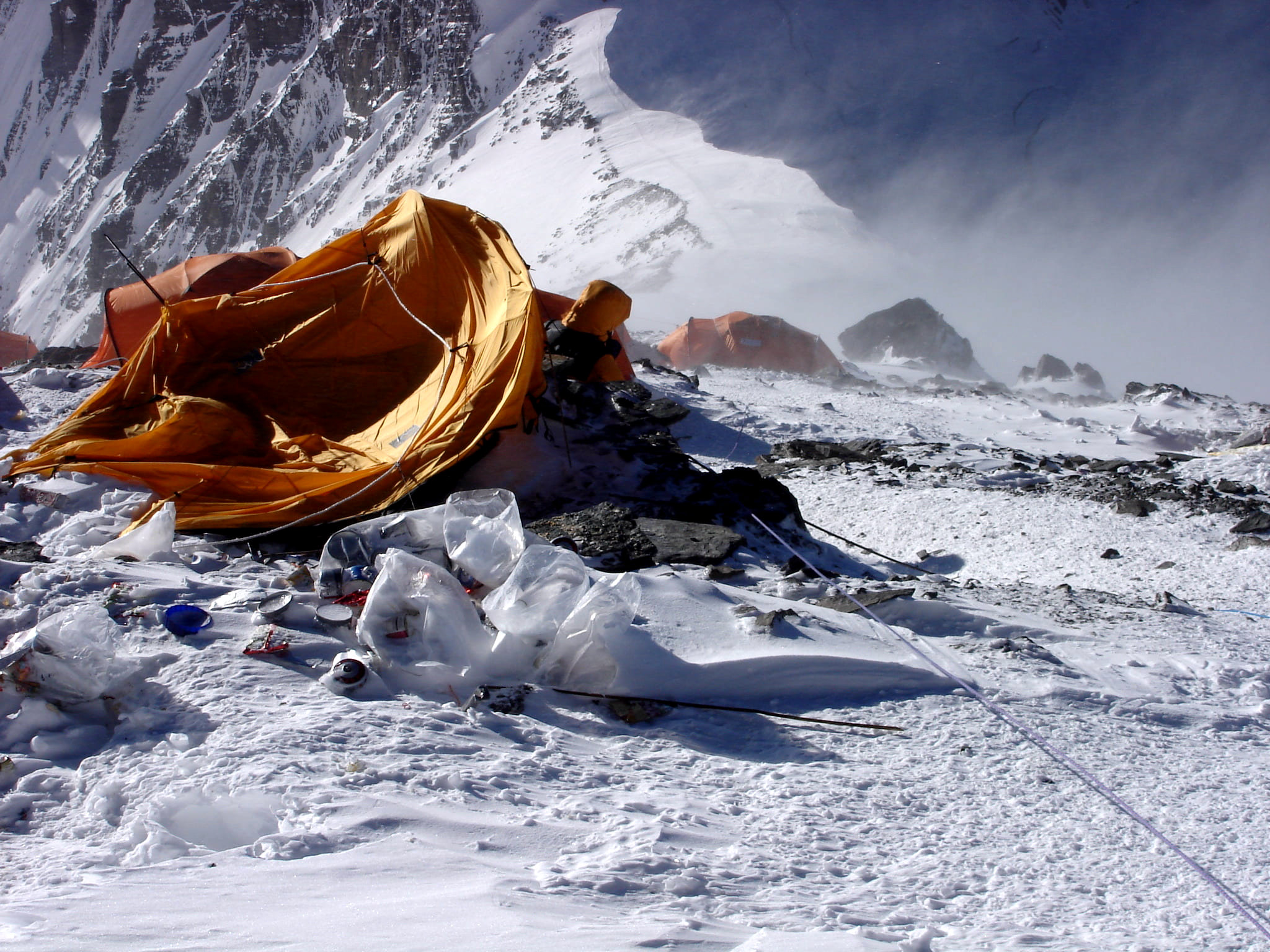 Сильный ветер - одна из опасностей подстерегающая альпинистов