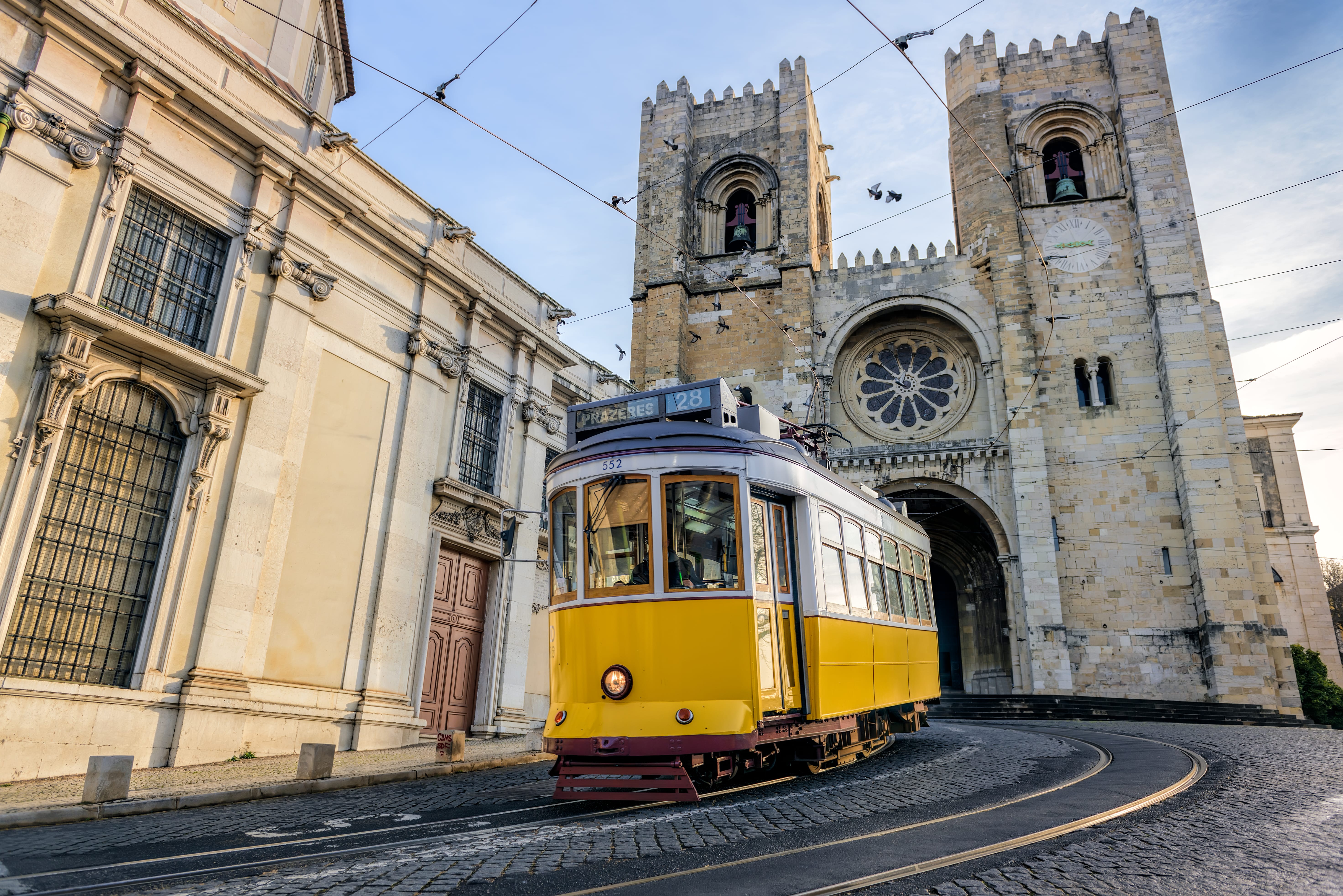 Хотите посмотреть исторический центр Лиссабона, садитесь на ретро-трамвай и в путь