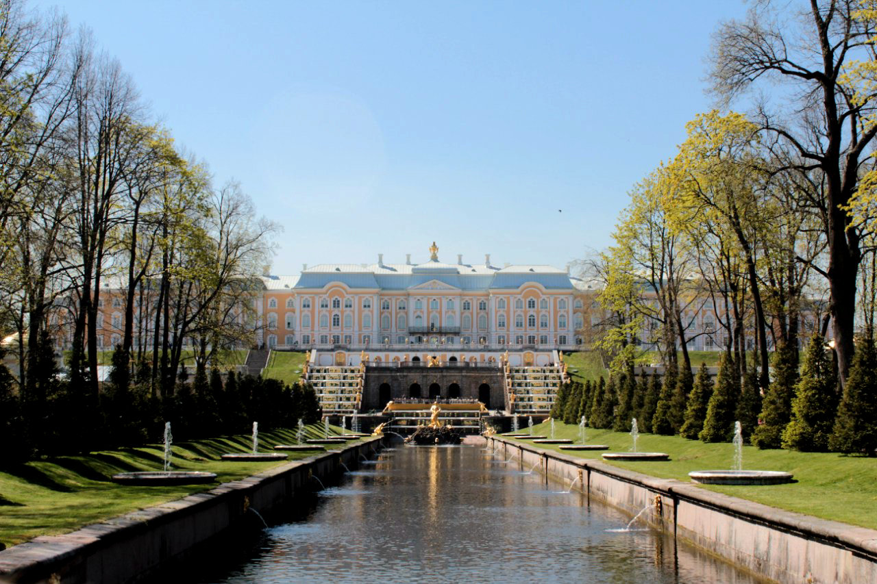Вид на Петергофский дворец