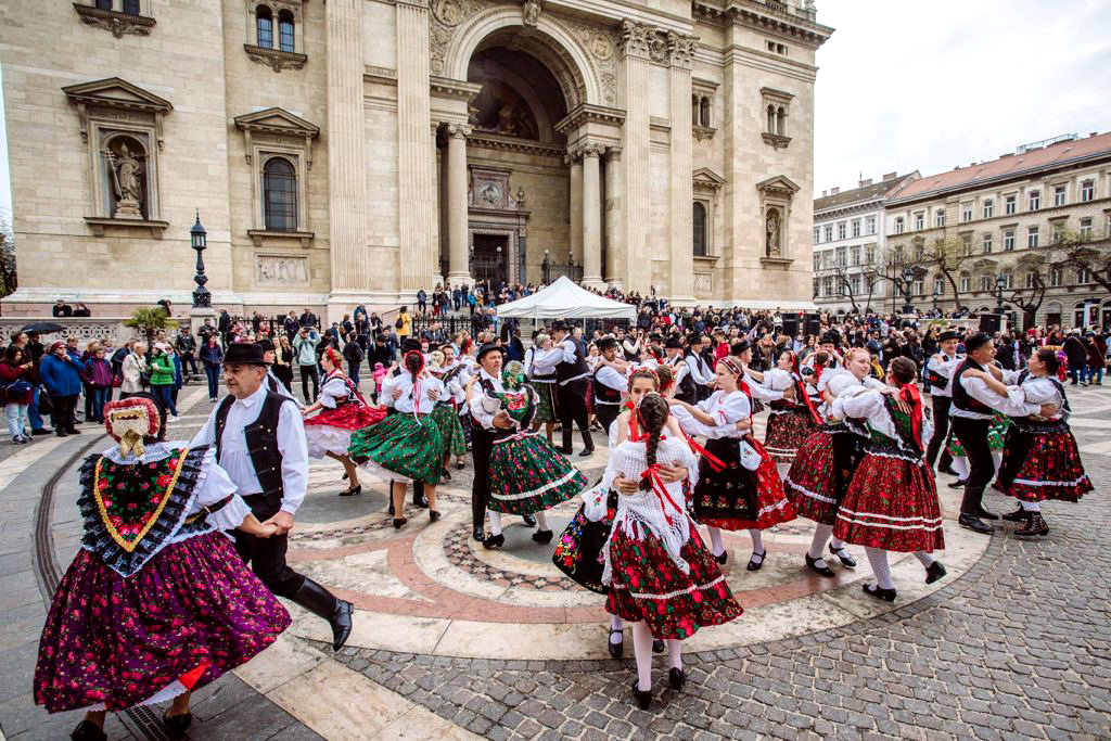 Жители Будапешта празнуют весенний фестиваль