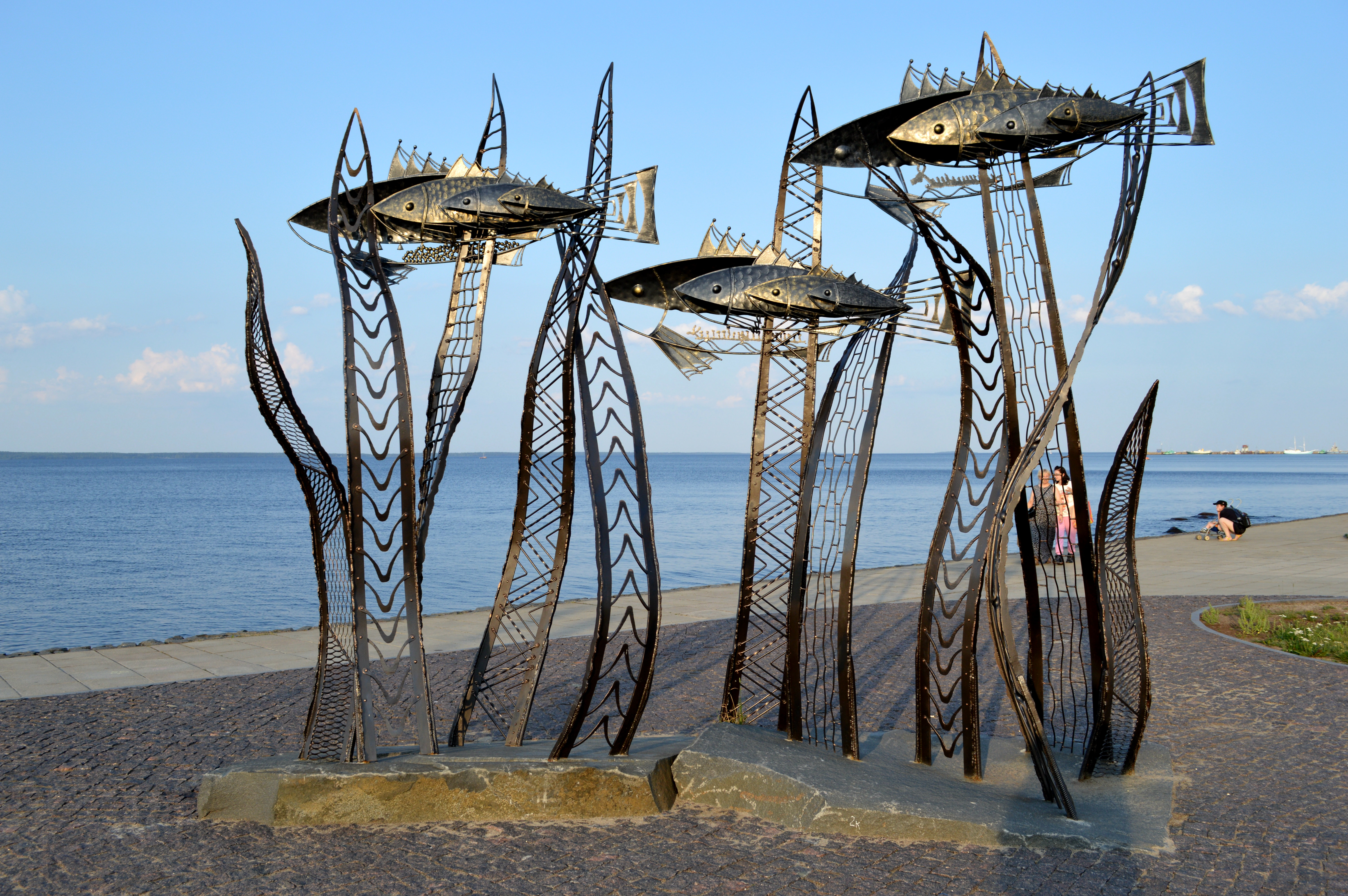 Оцените все памятники и скульптуры на набережной Онежского озера