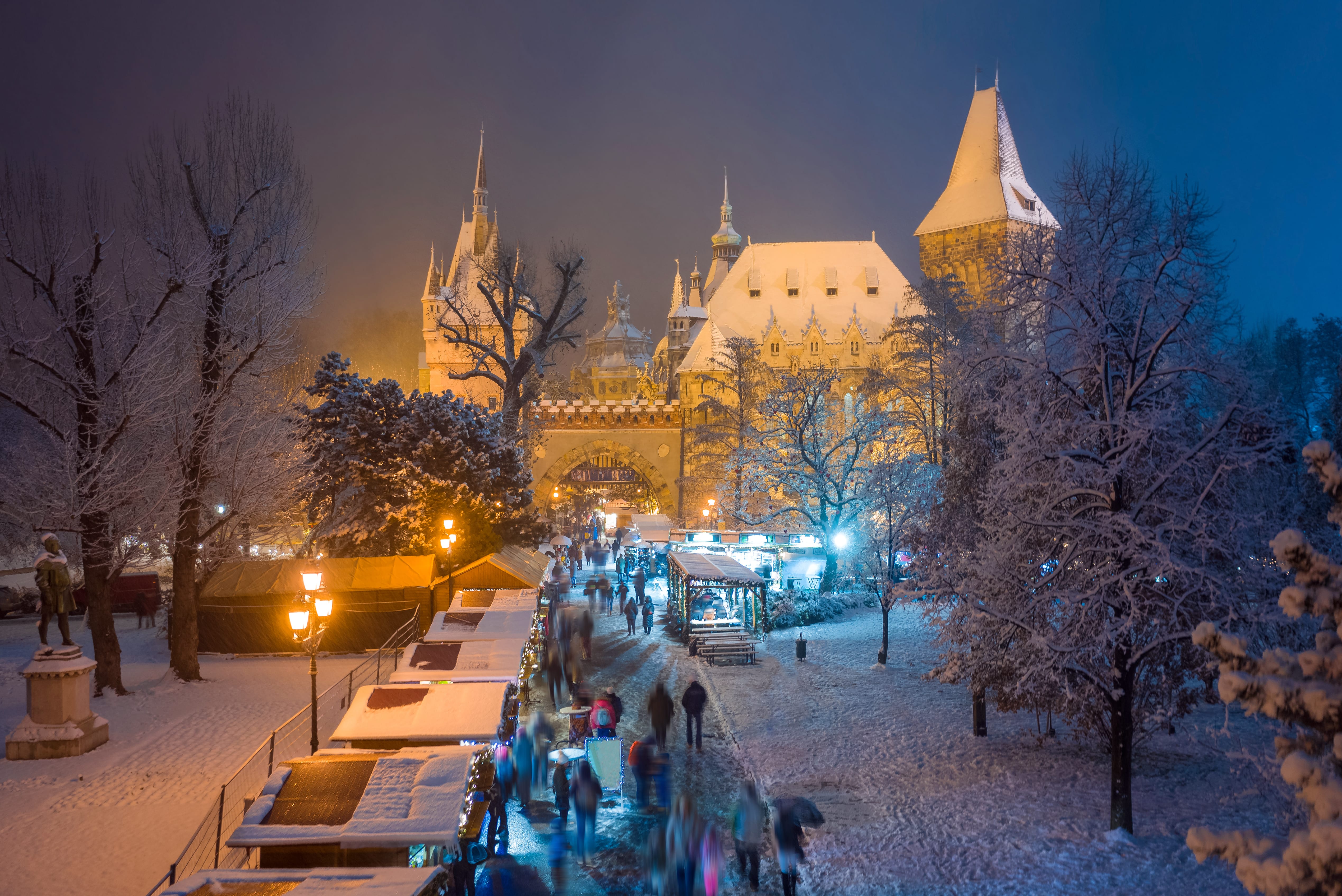 Рождественский рынок в заснеженном городском парке Бадапешта