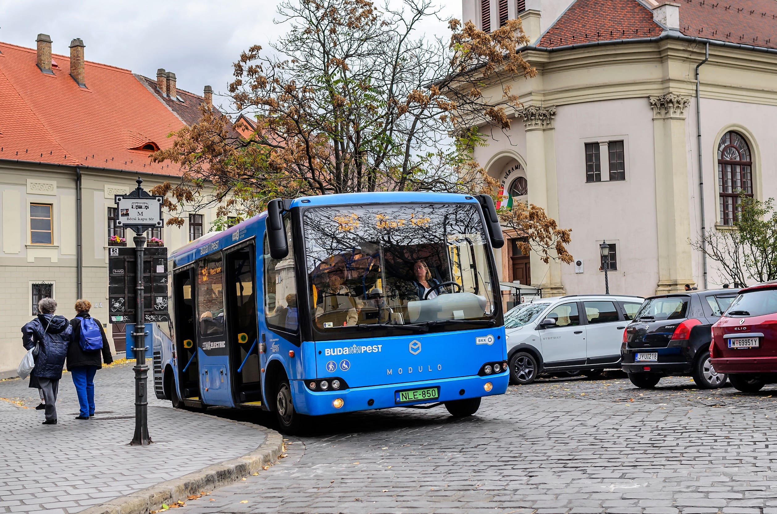 Общественный автобус на улицах Бадапешта