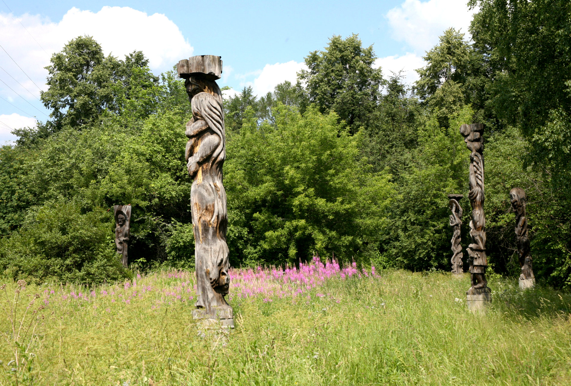 Сюрреалистические «идолы» в парке Лесоводов
