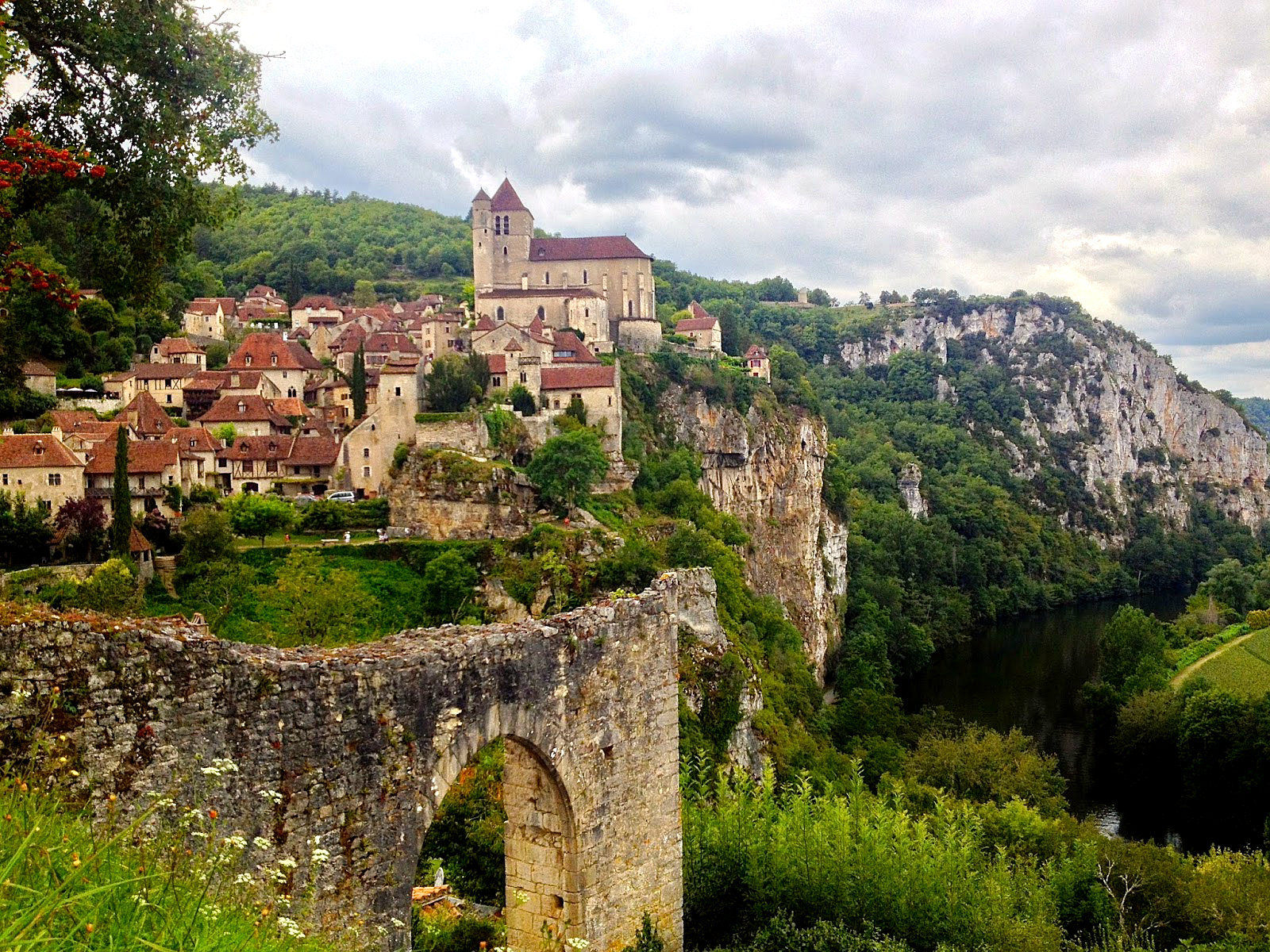 Средневековая деревня Сен-Сирк-Лапопи, Франция