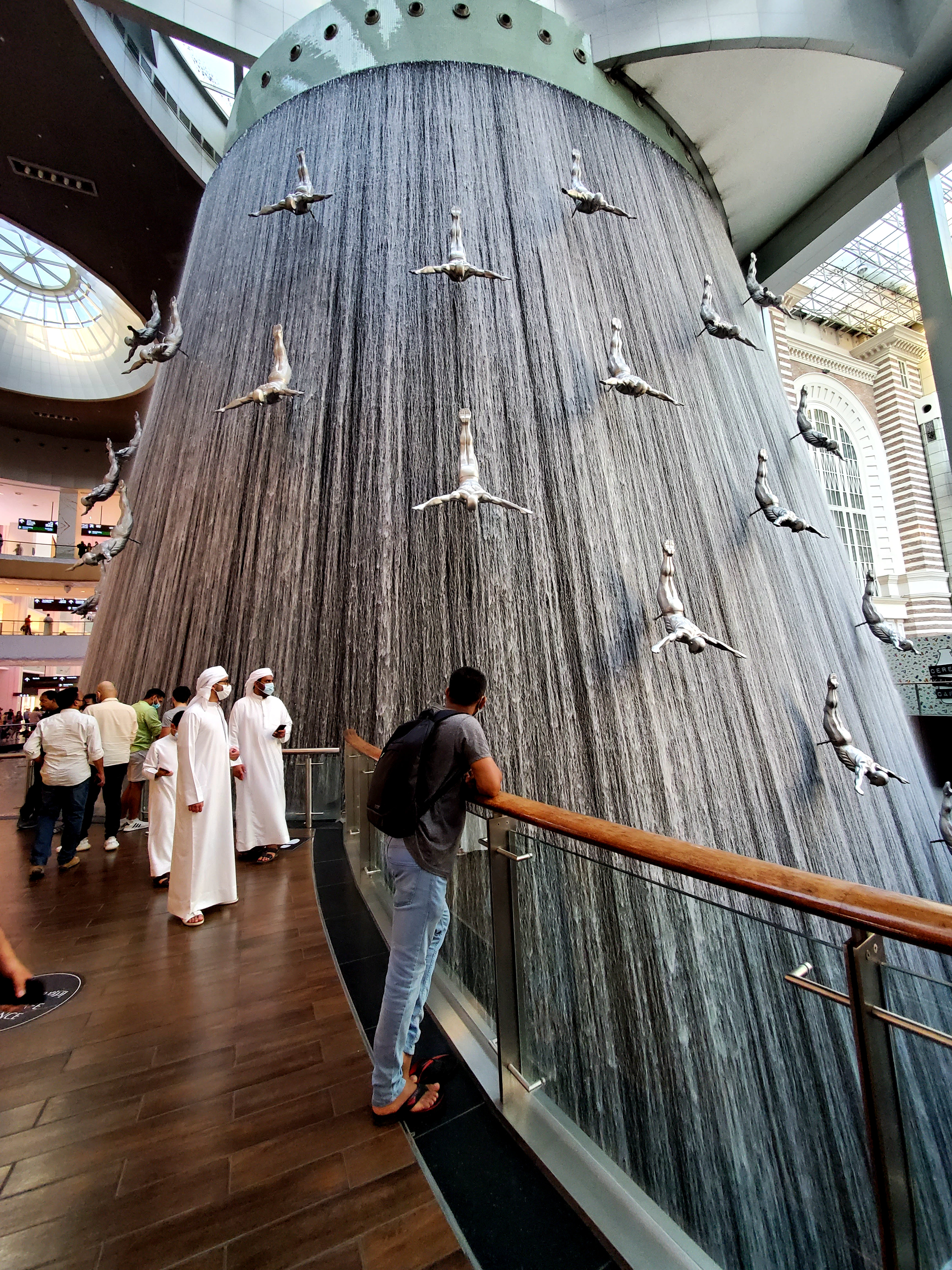 Стена водопада внутри торгового центра Dubai Mall