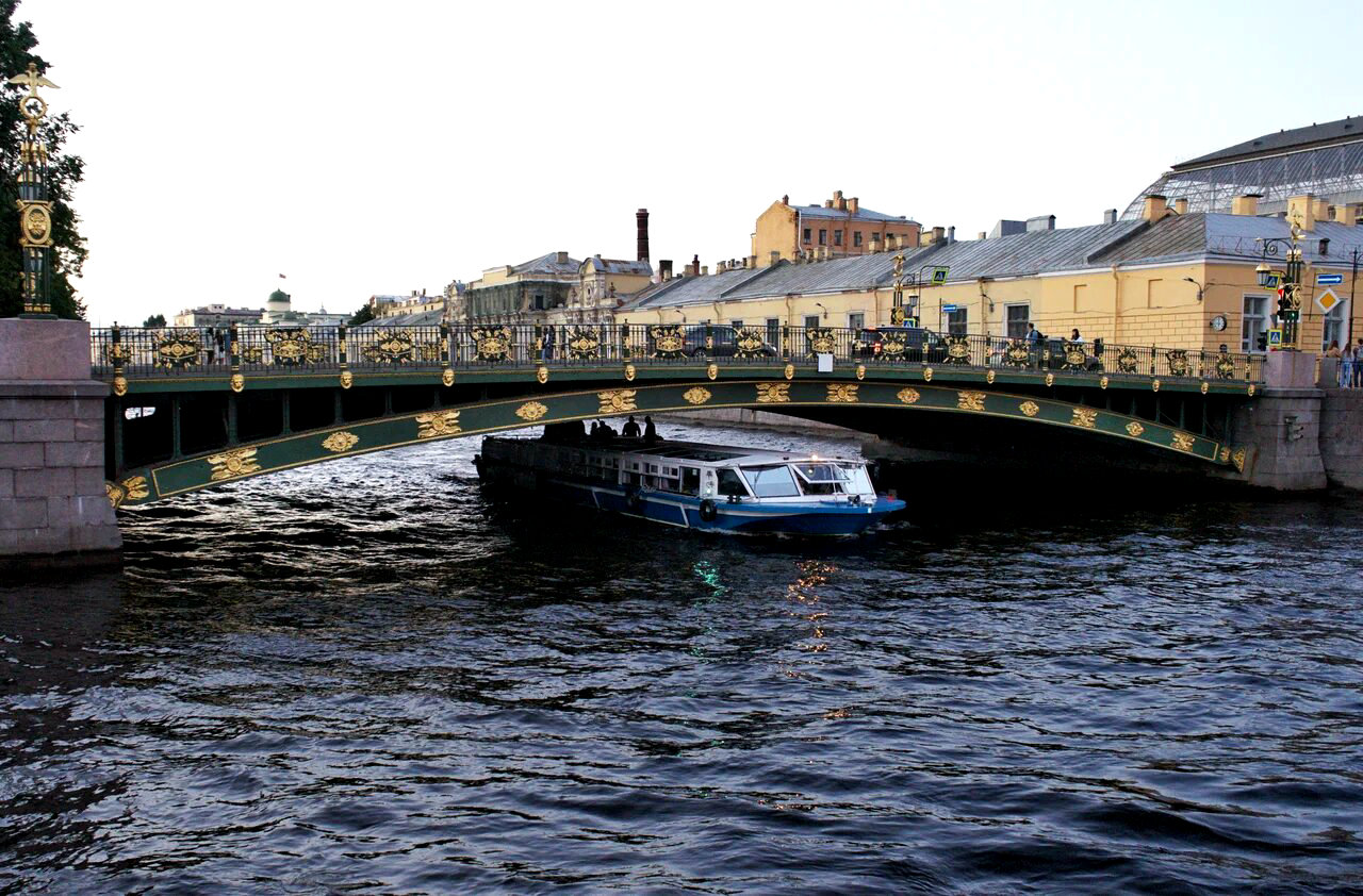 Речной трамвайчик под одним из многочисленных мостиков Санкт-Петербурга