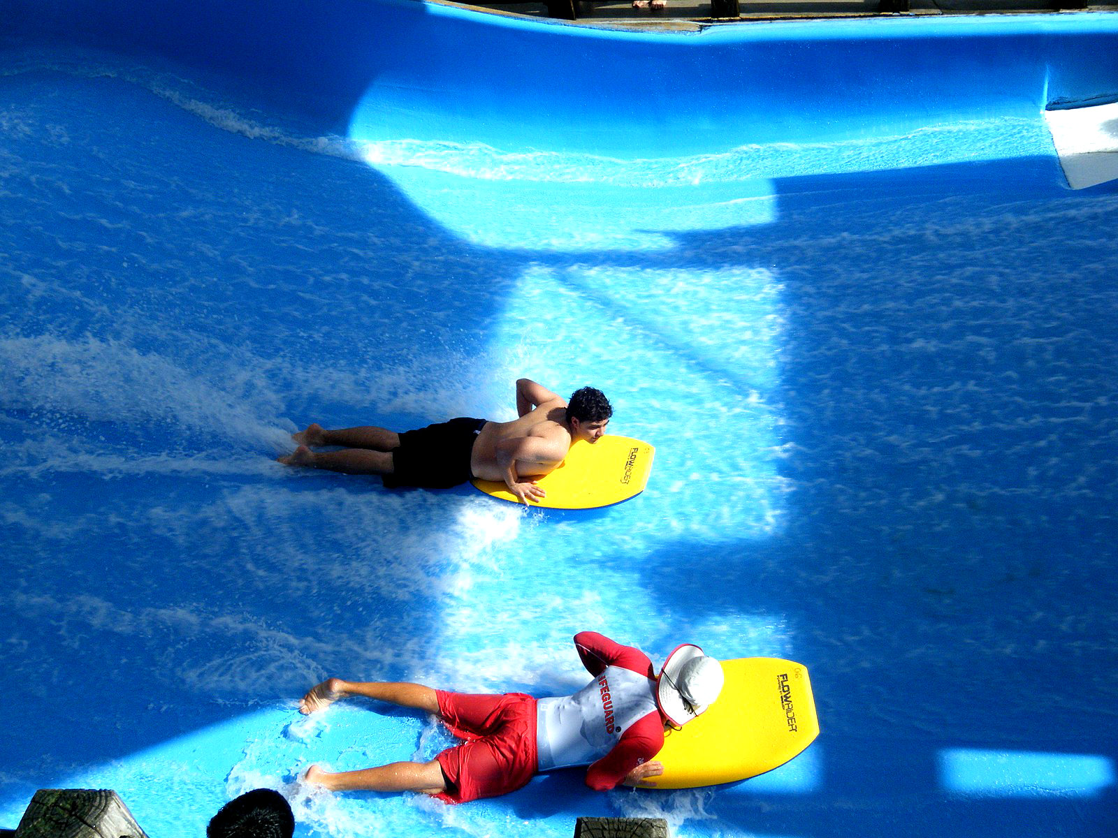 Зона обучения сёрфингу в аквапарке Wild Wadi