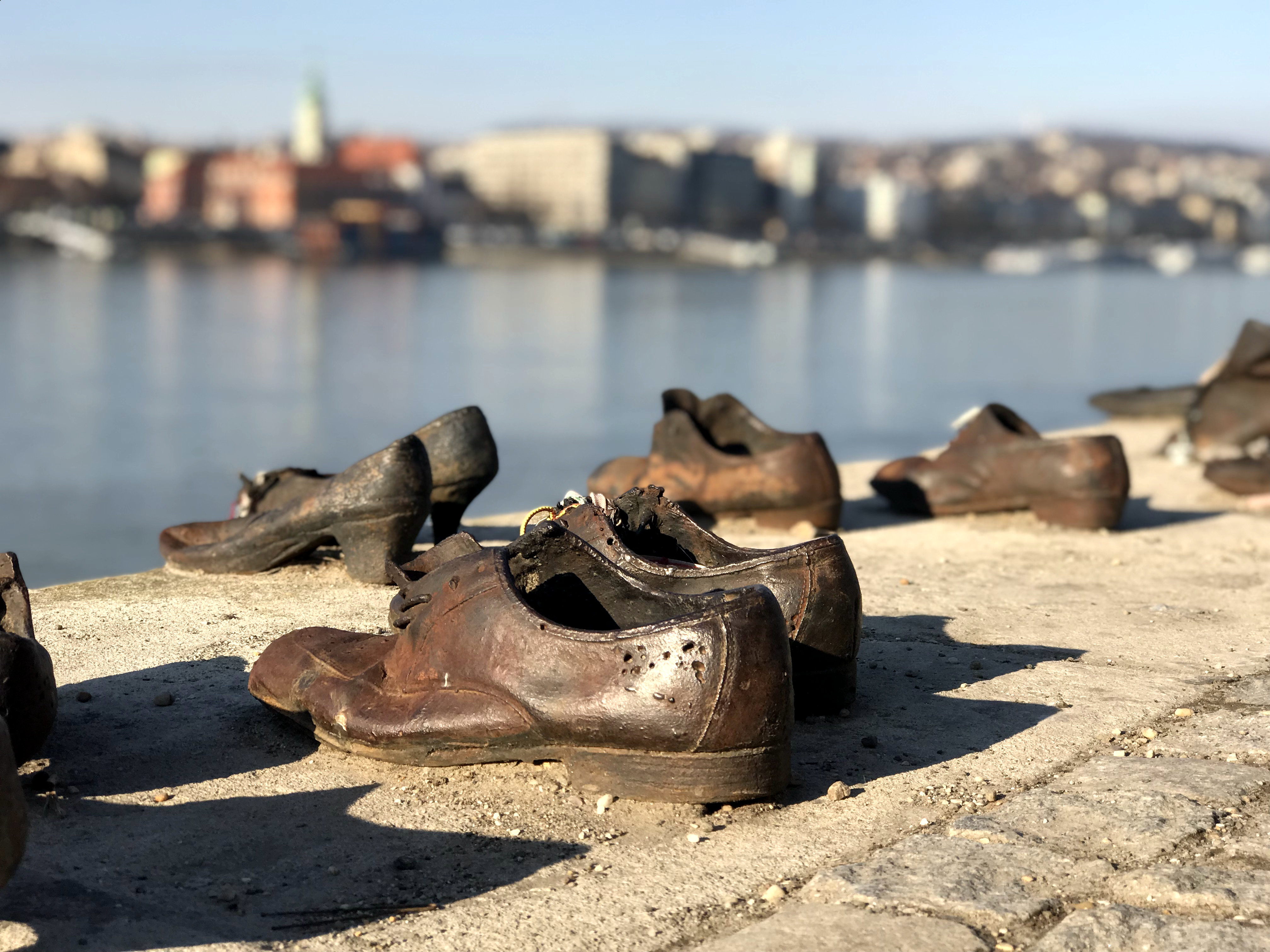Туфли на набережной Дуная — мемориал жертвам Холокоста