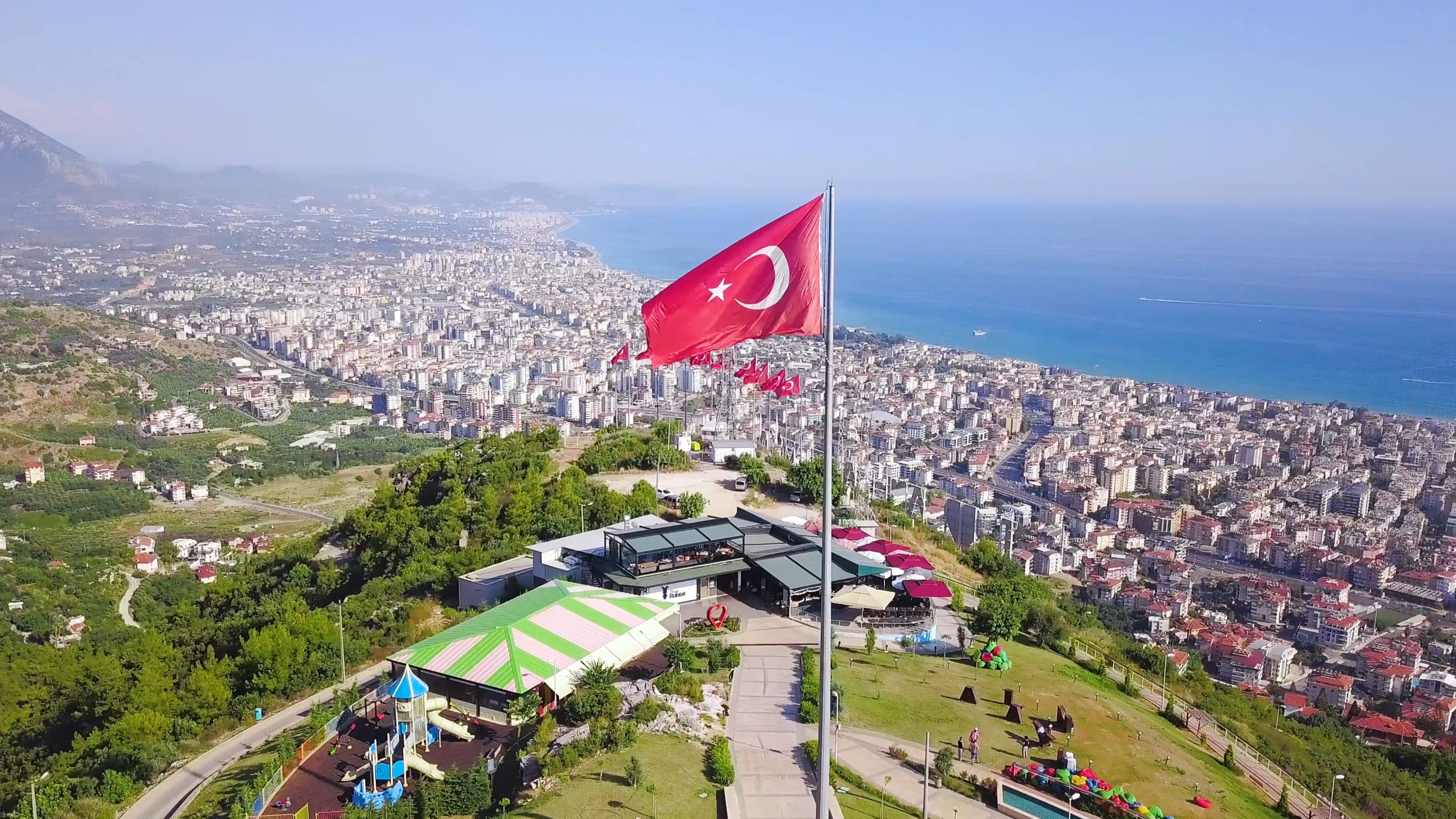 Флаг Турции реет над городом