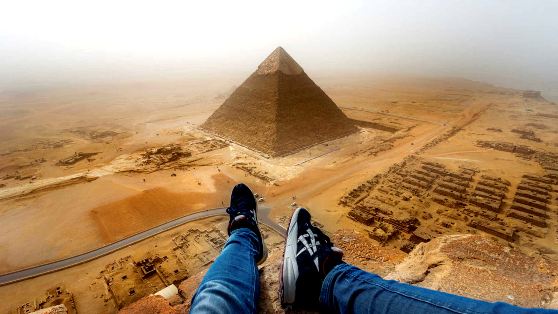 я на фоне пирамид