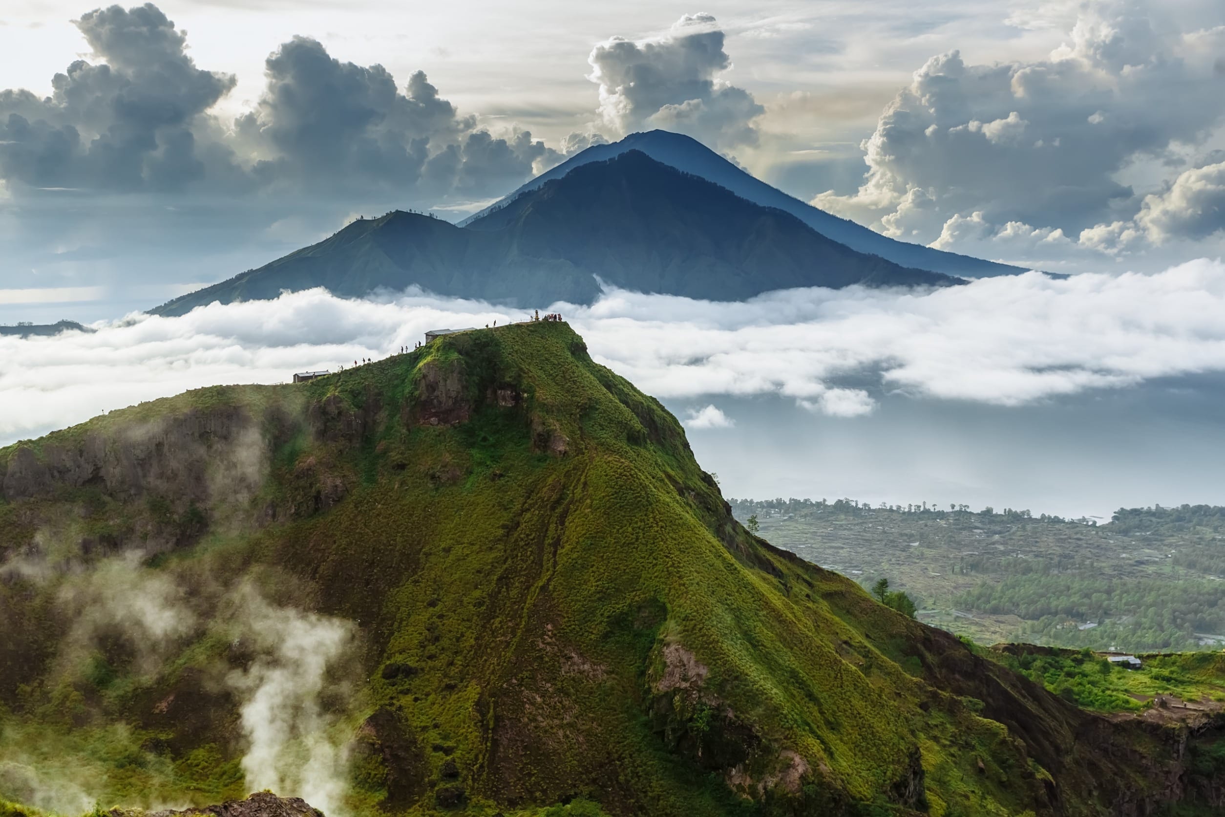 Действующий индонезийский вулкан Батур на тропическом острове Бали
