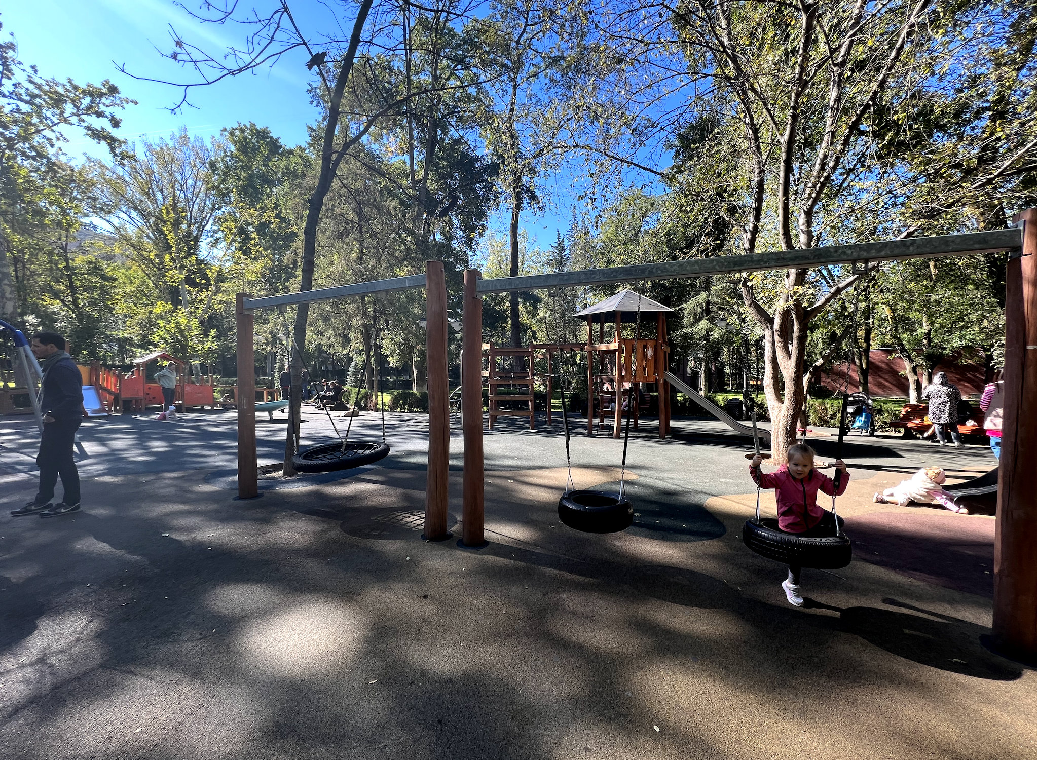 Бесплатная детская площадка на территории парка