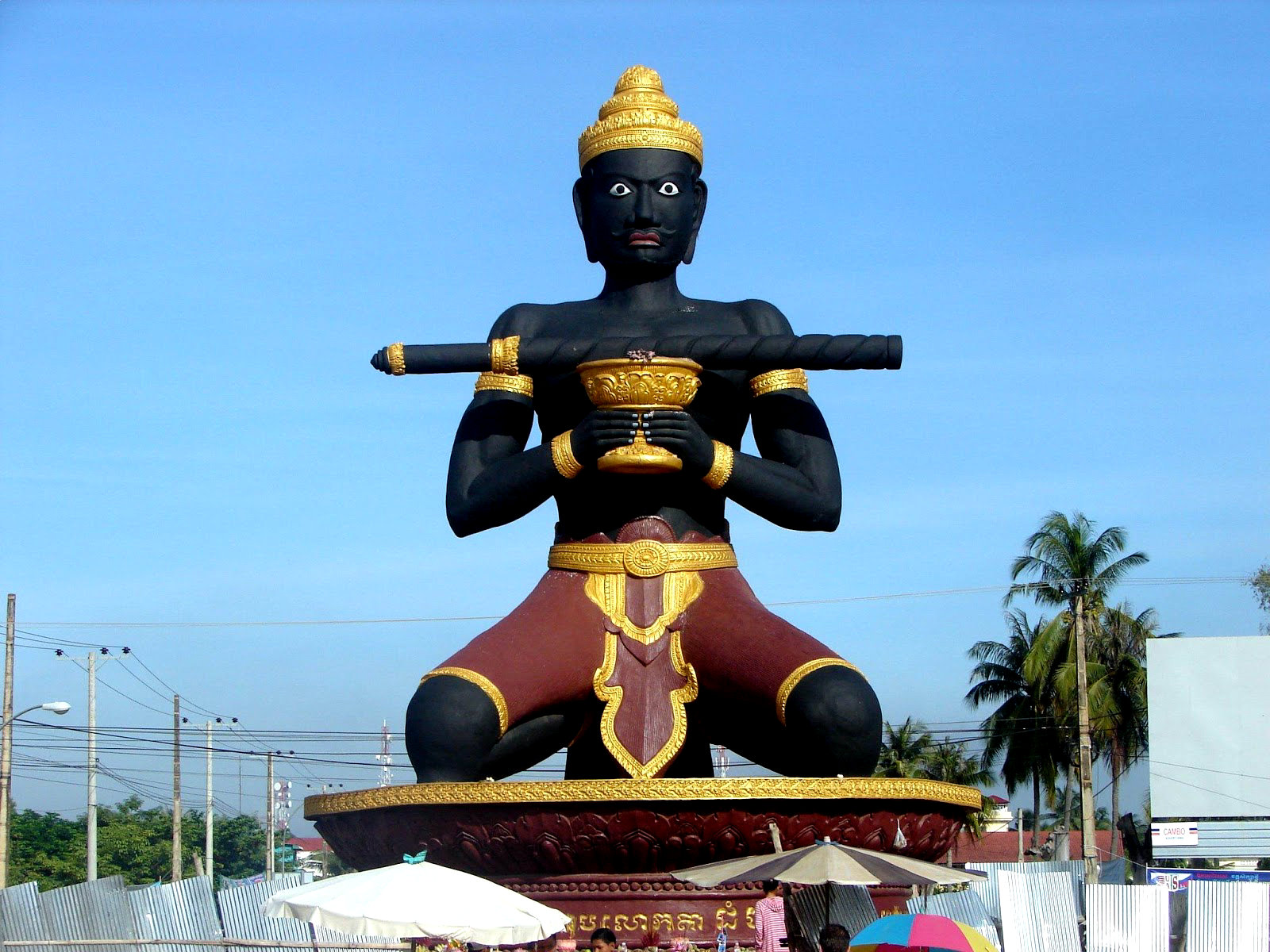 Статуя в городке Баттамбанг