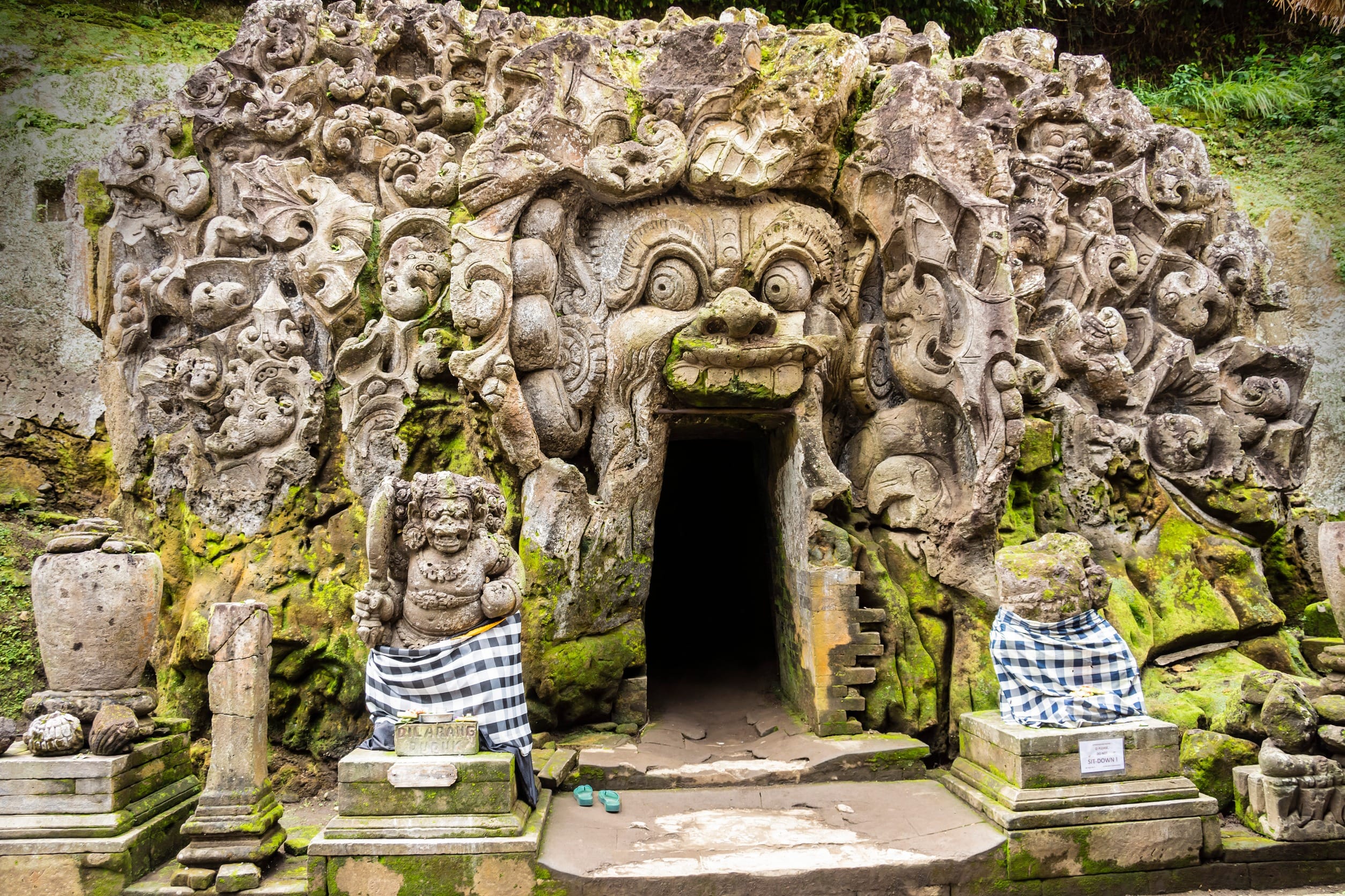 Слоновья пещера в Гоа Гаджа восходит к 11 веку и была построена как духовное место для медитации