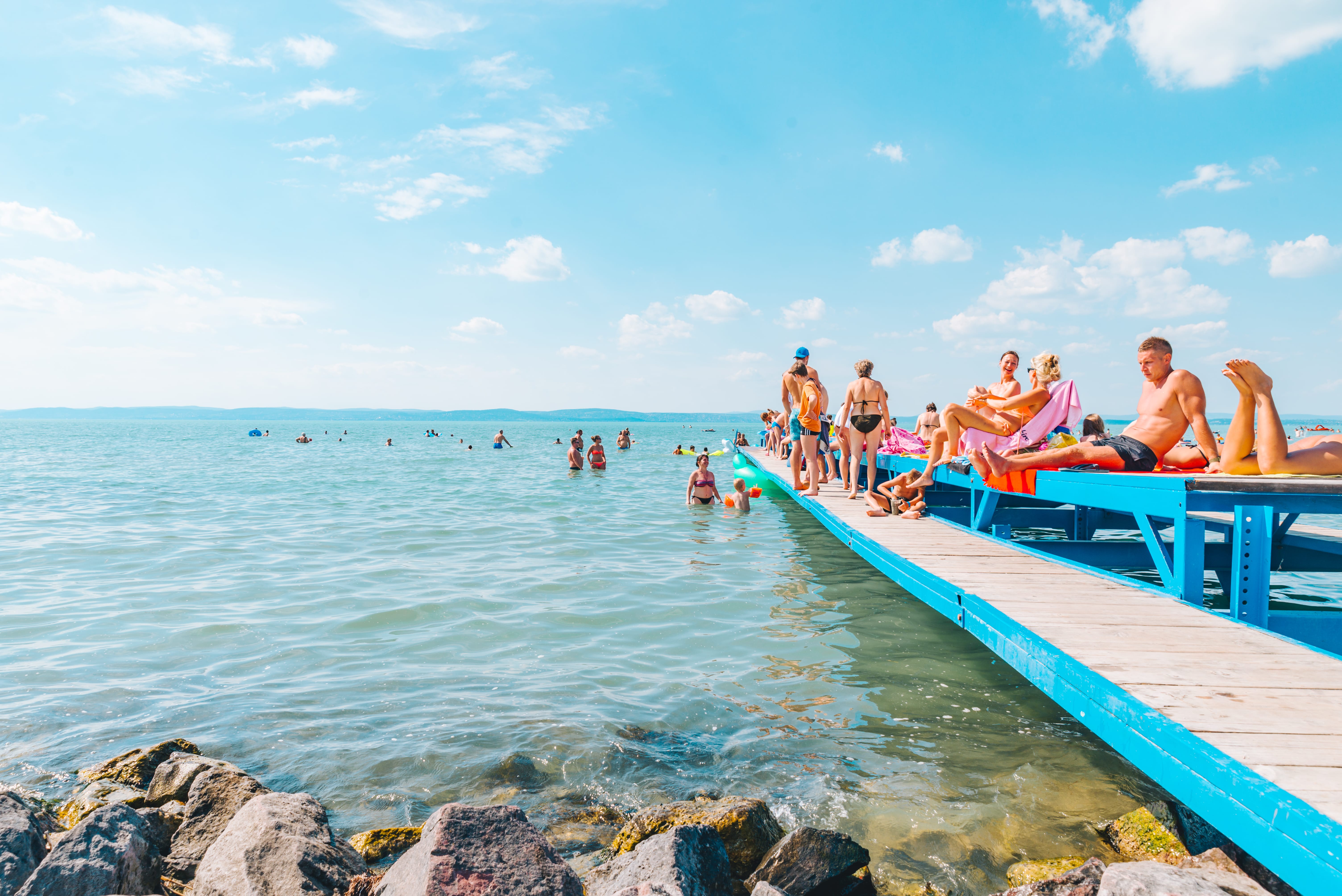 Люди купаются в лазурном озере Балатон