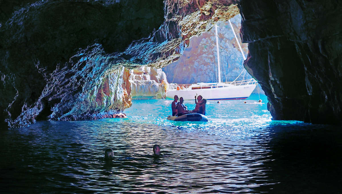 Одна из главных достопримечтаельностей Игало — "Голубая пещера"