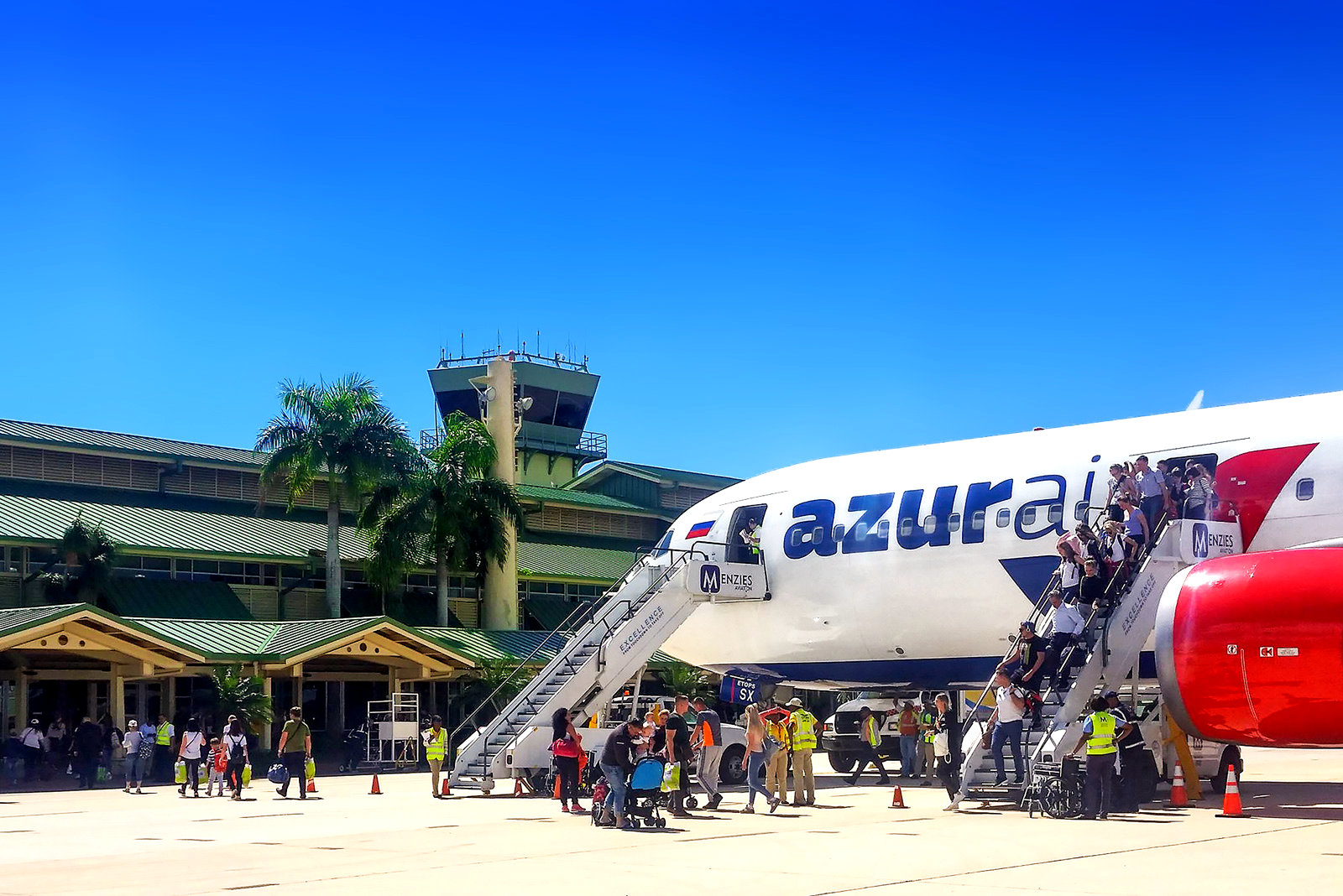 Самолет AZUR AIR в аэропорту Пунта-Каны