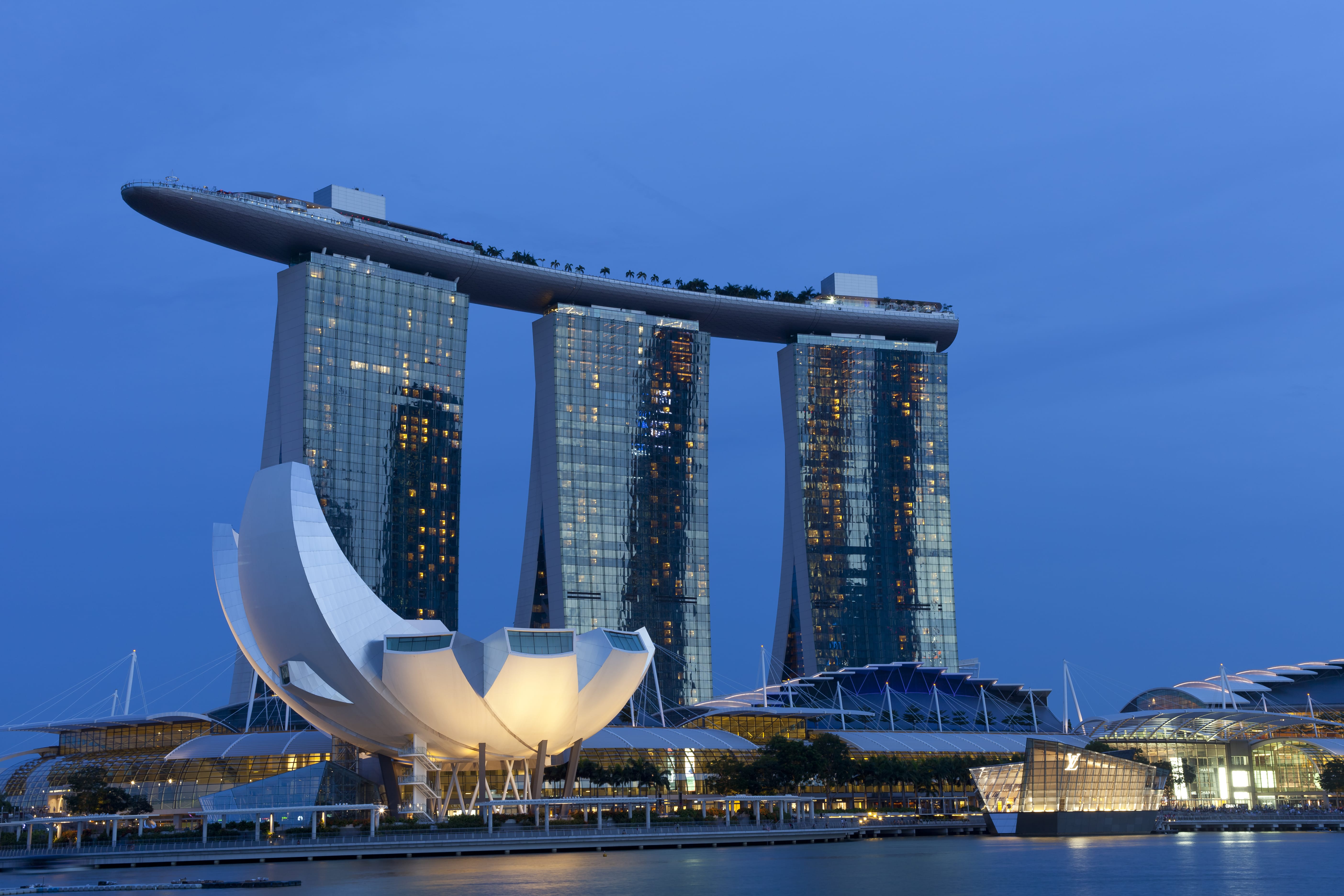 Сингапур, знаменитый отель Marina Bay Sands с бассейном на крыше