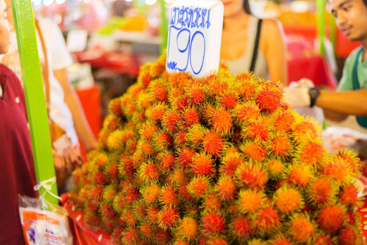 Экзотические плоды рамбутана на прилавке тайского рынка