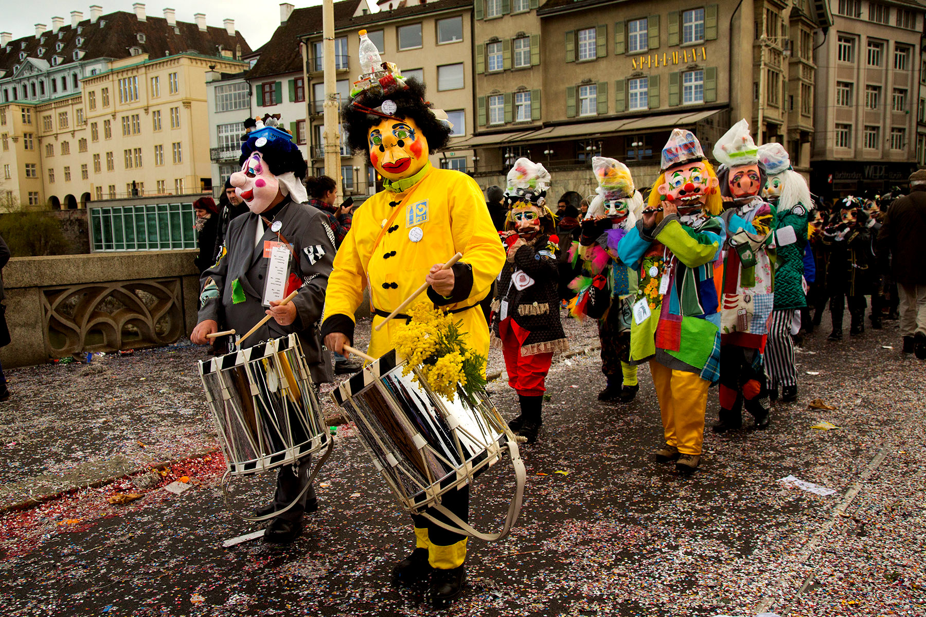 Музыканты на параде швейцарского карнавала в Базеле.