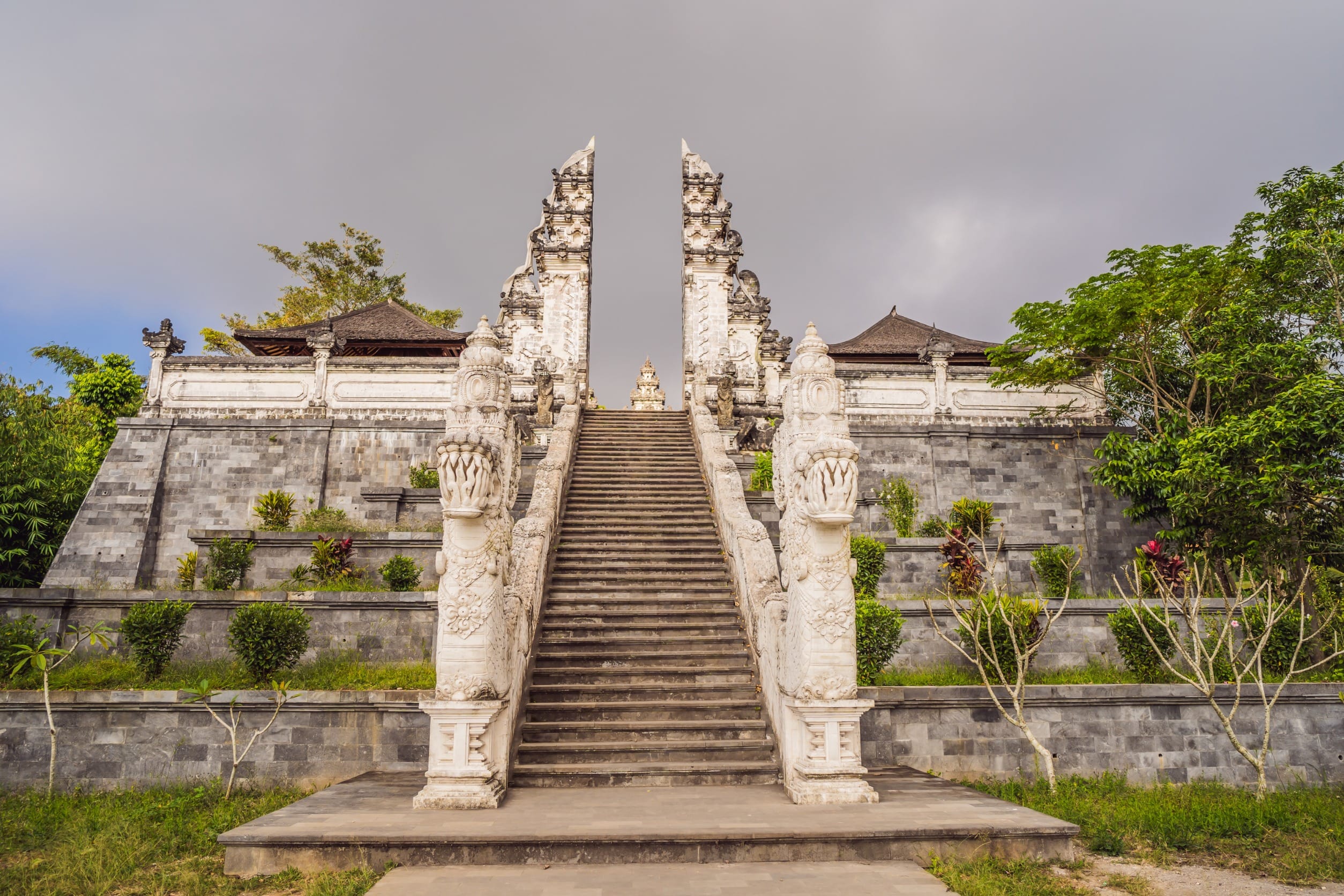 Летний пейзаж с лестницей в храм