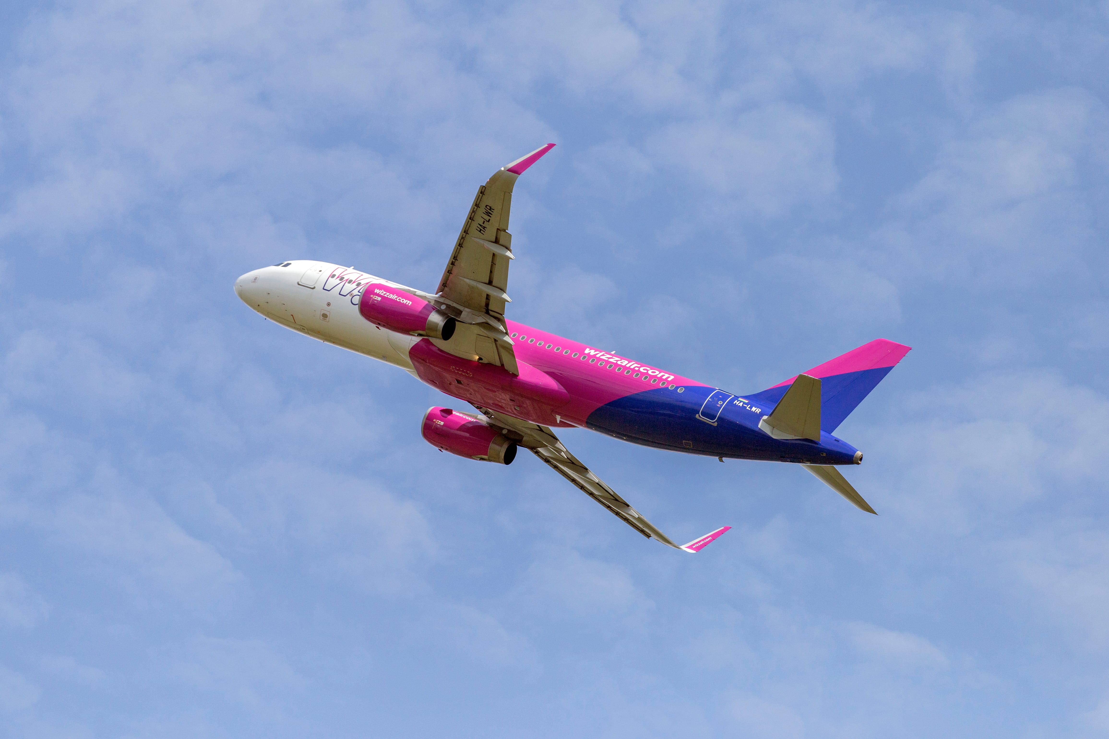 Wizz Air Airbus A320-232 взлетает из международного аэропорта Ференца Листа