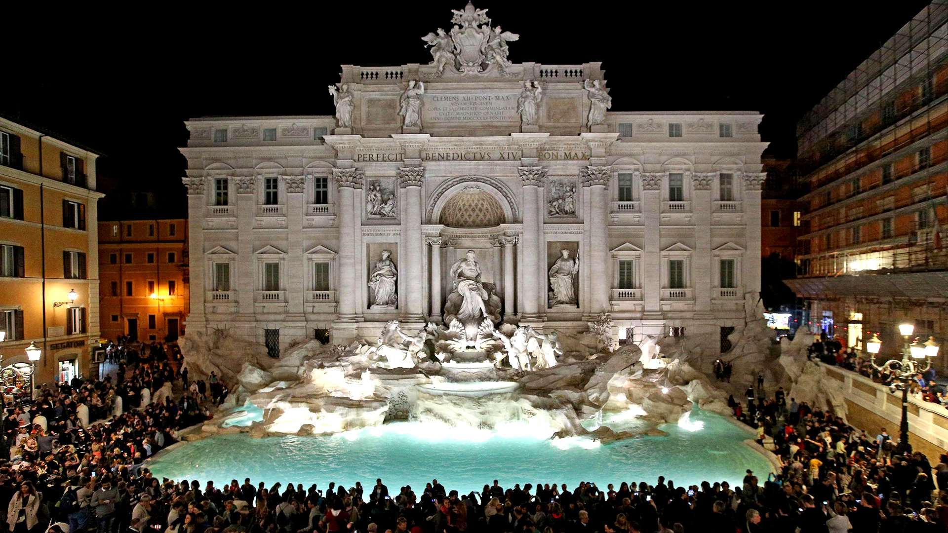 Рим фонтан Треви толпа