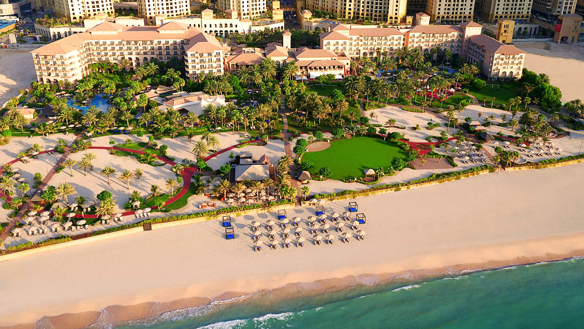 Территория отеля Ritz-Carlton Dubai включая частный пляж