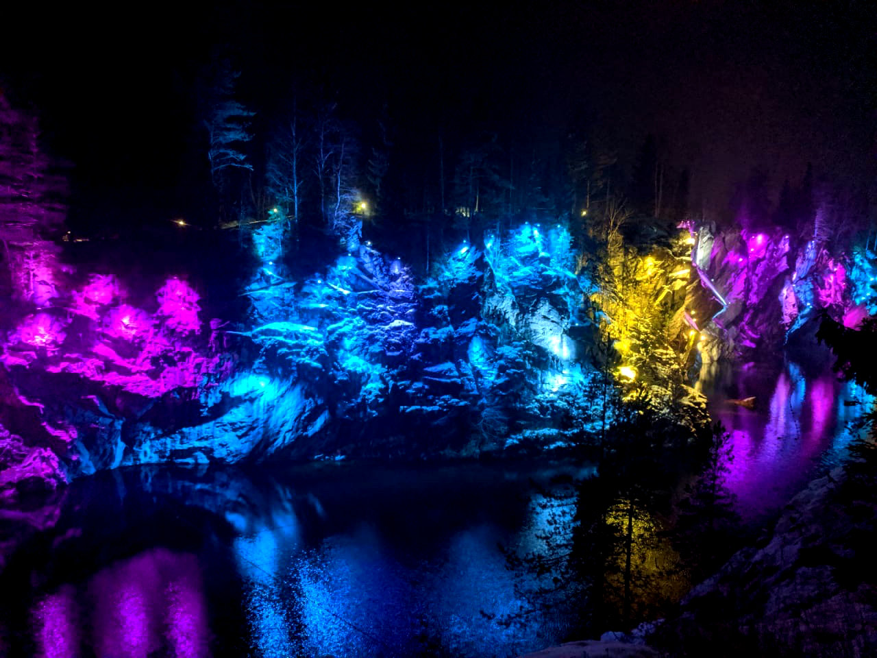 Подсветка в горном парке Рускеала