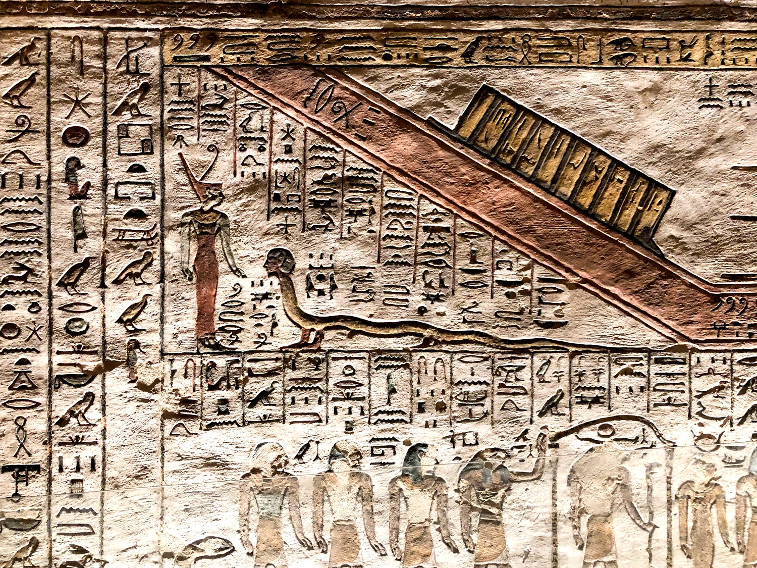 Стены гробницы Рамсеса III покрыты заклинаниями из Книги Мертвых